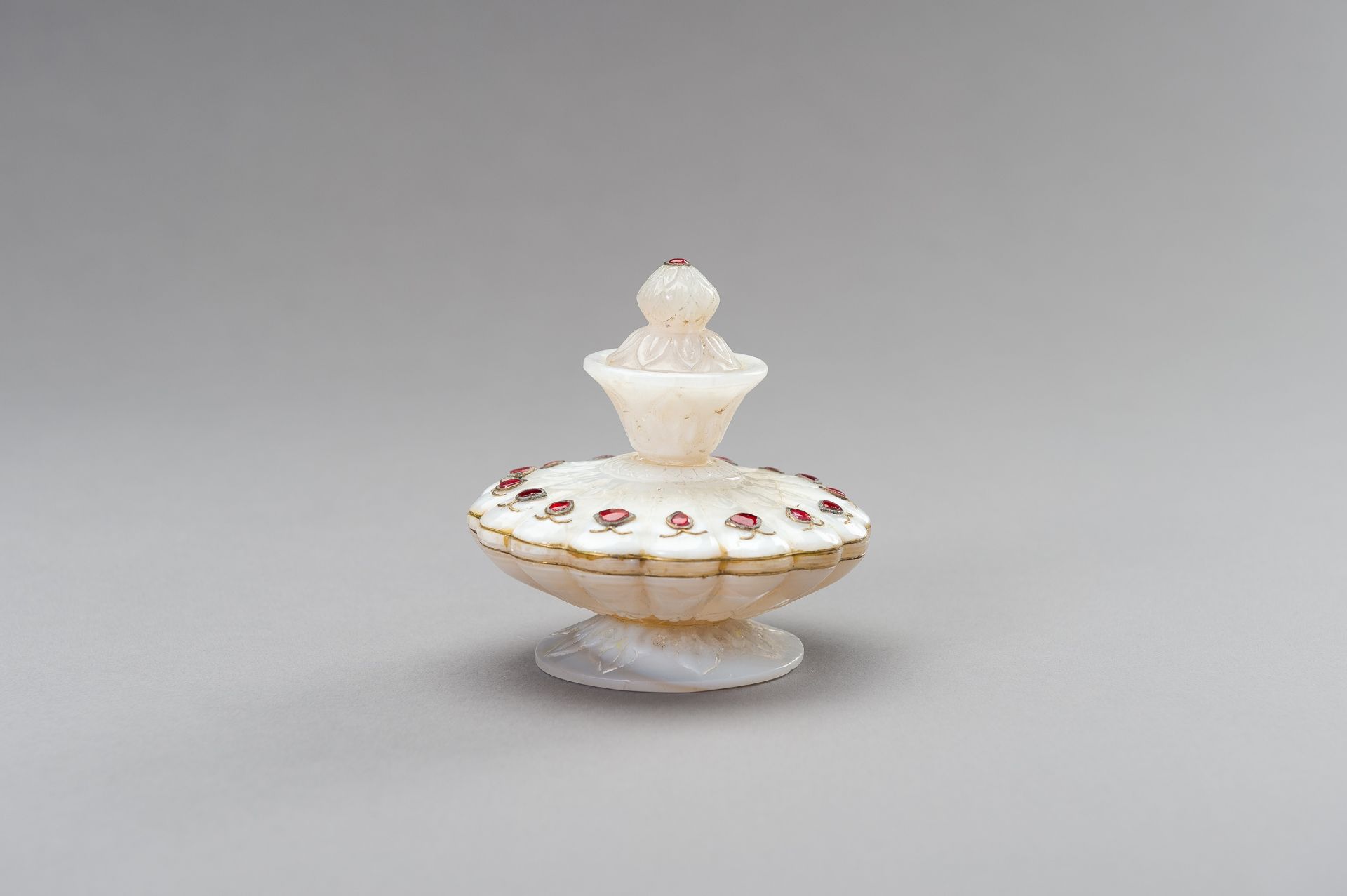 A MUGHAL-STYLE INLAID AGATE VESSEL - Image 12 of 12