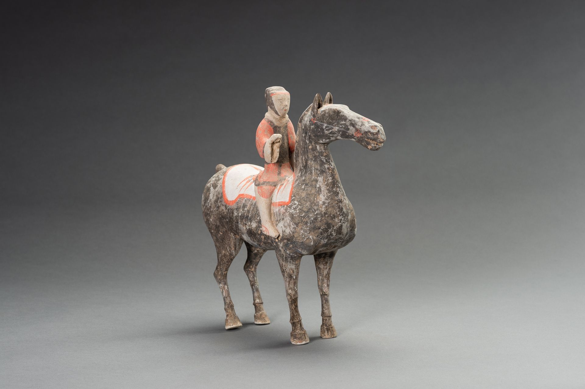 A PAINTED POTTERY HORSE AND RIDER, HAN DYNASTY - Bild 7 aus 9