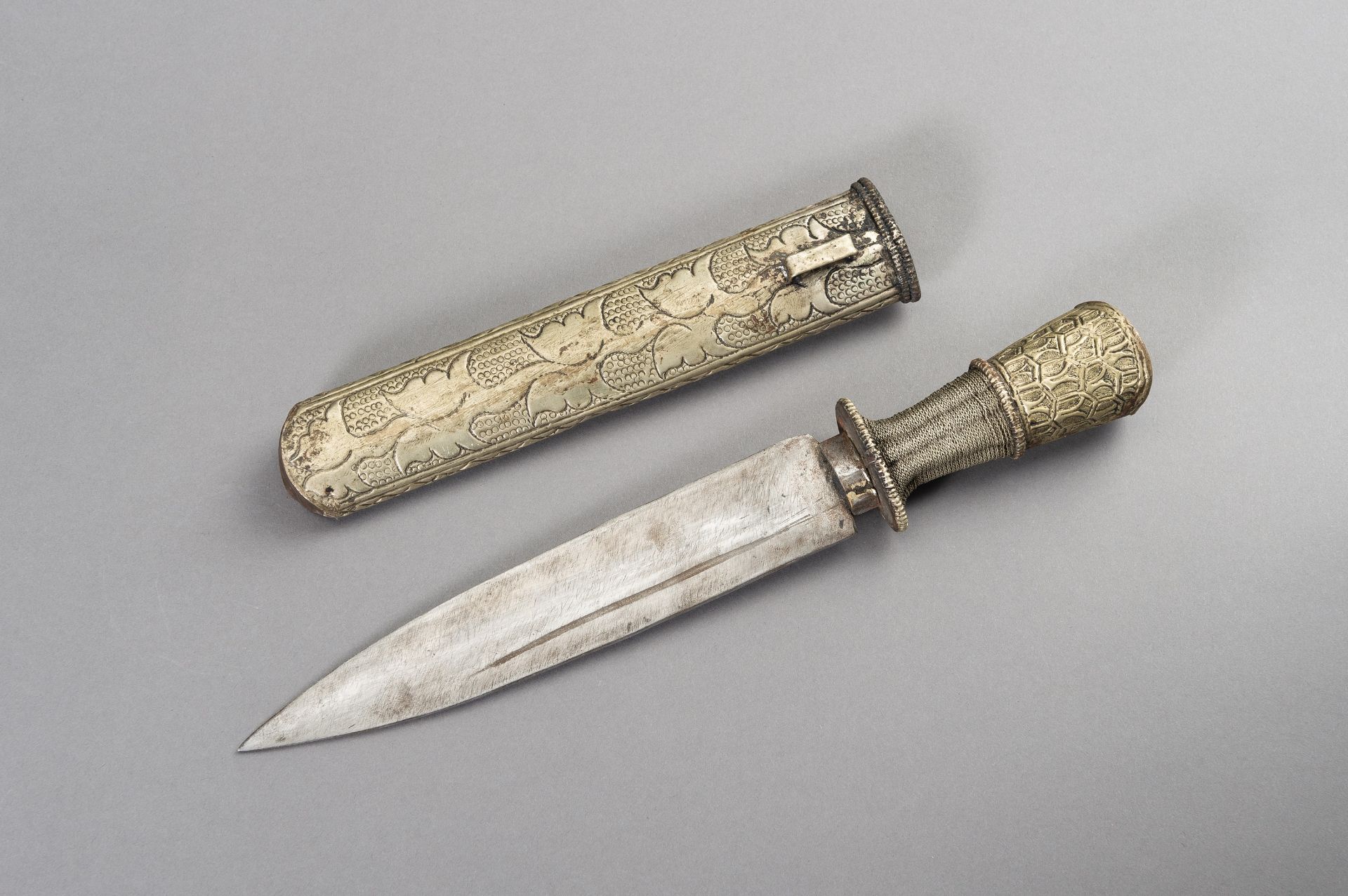 A 'BUDDHIST TREASURES' DAGGER, FIRST HALF OF THE 20TH CENTURY - Image 7 of 7