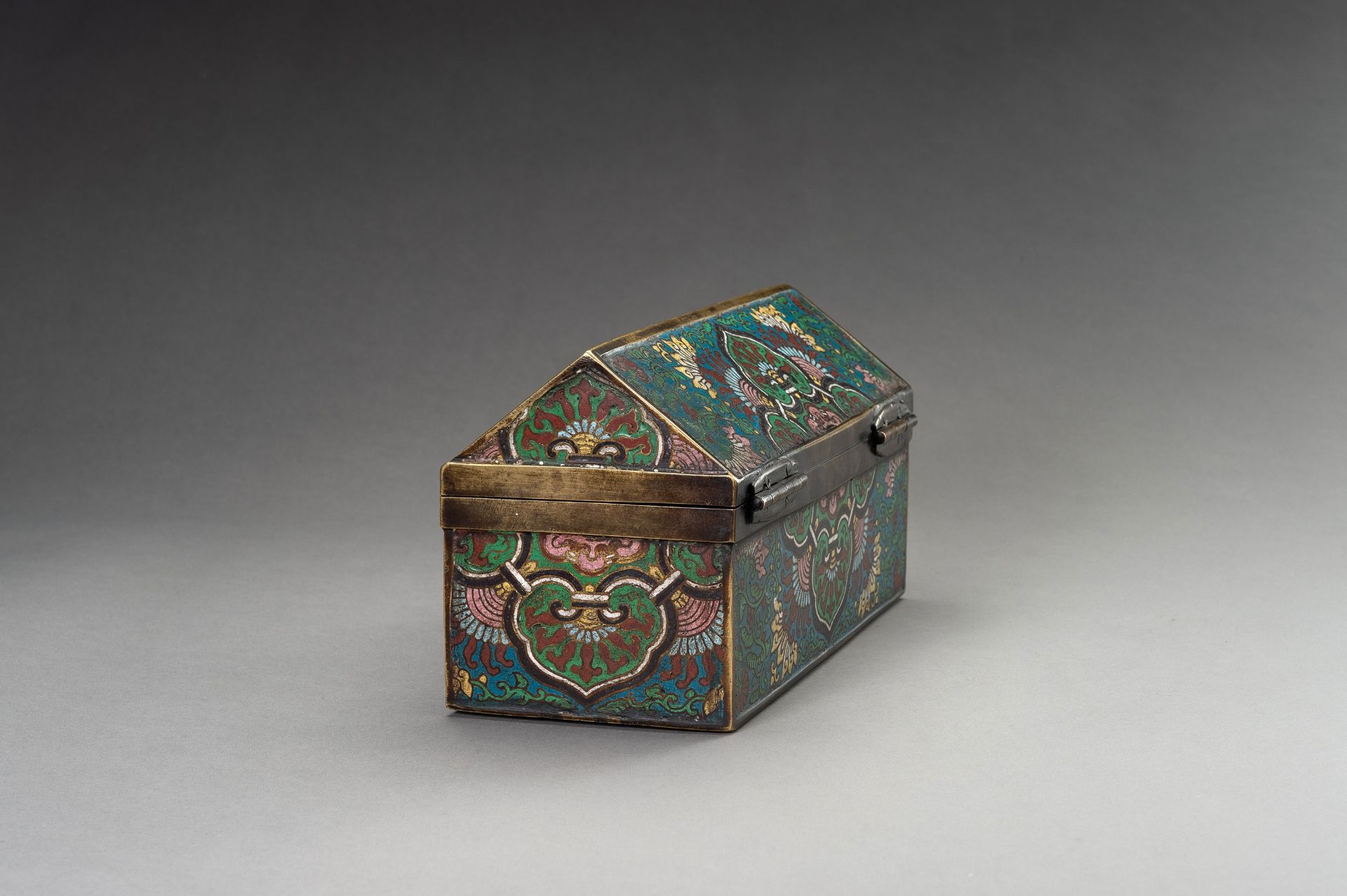 A RECTANGULAR CLOISONNE BOX, LATE QING DYNASTY - Image 5 of 17