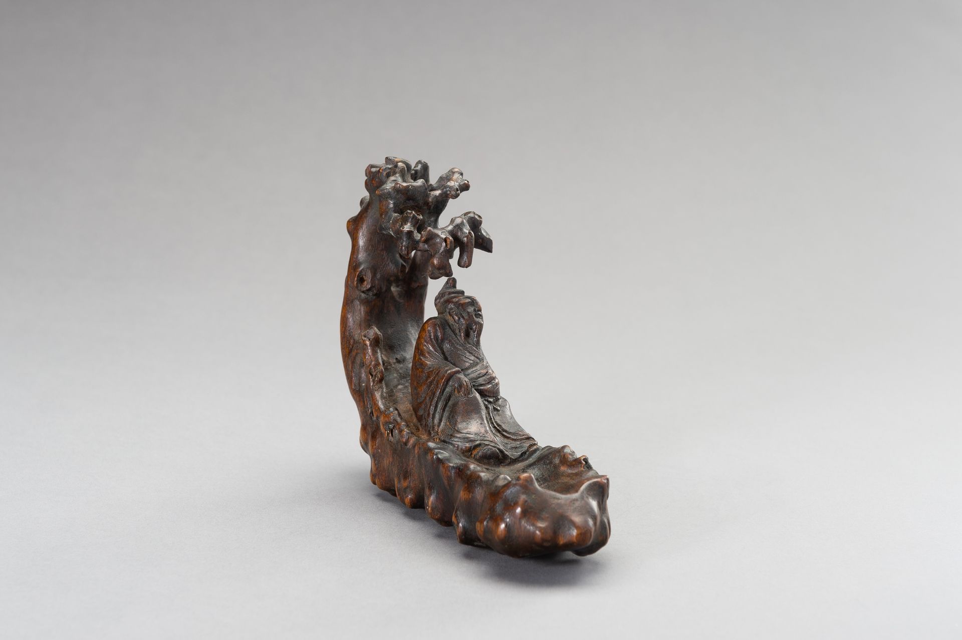 A CHENGXIANGMU ALOESWOOD CARVING OF A SAGE ON A RAFT, QING DYNASTY - Bild 3 aus 11