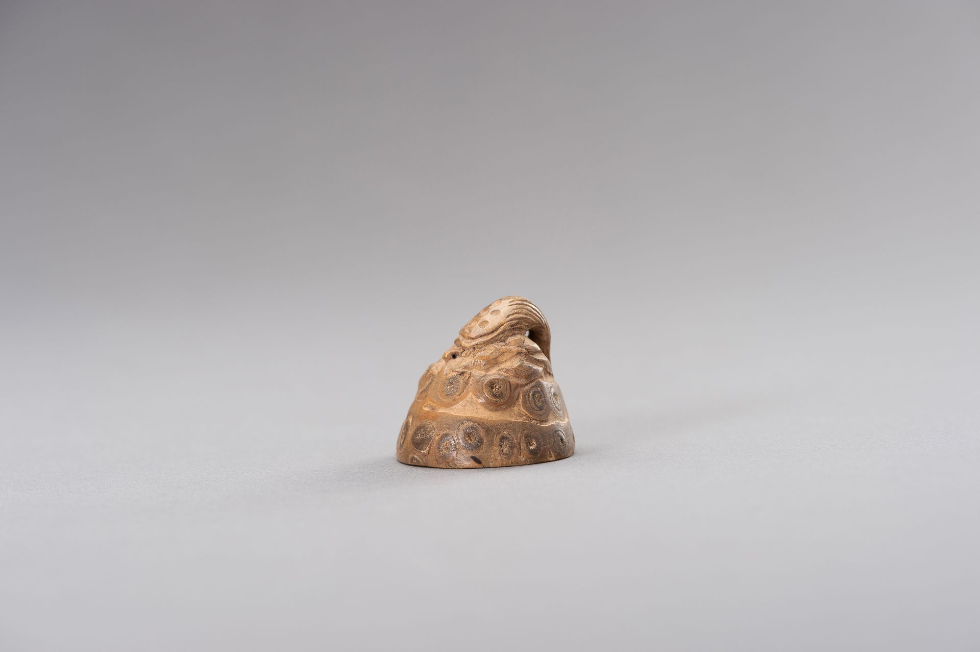 A BAMBOO NETSUKE OF A MINOGAME ON ROCK - Image 3 of 6