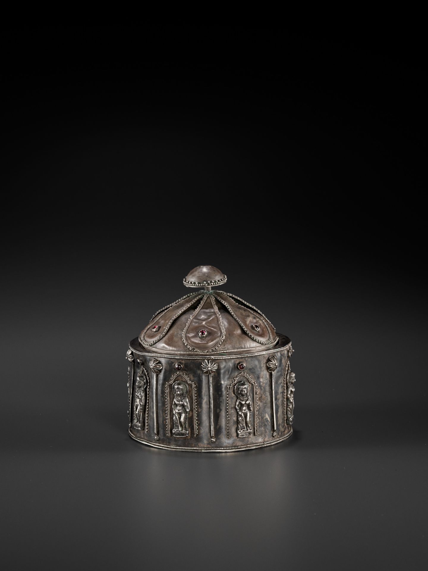 AN INDIAN MIXED METAL BOX AND COVER, 18th - 19th CENTURY - Image 2 of 12