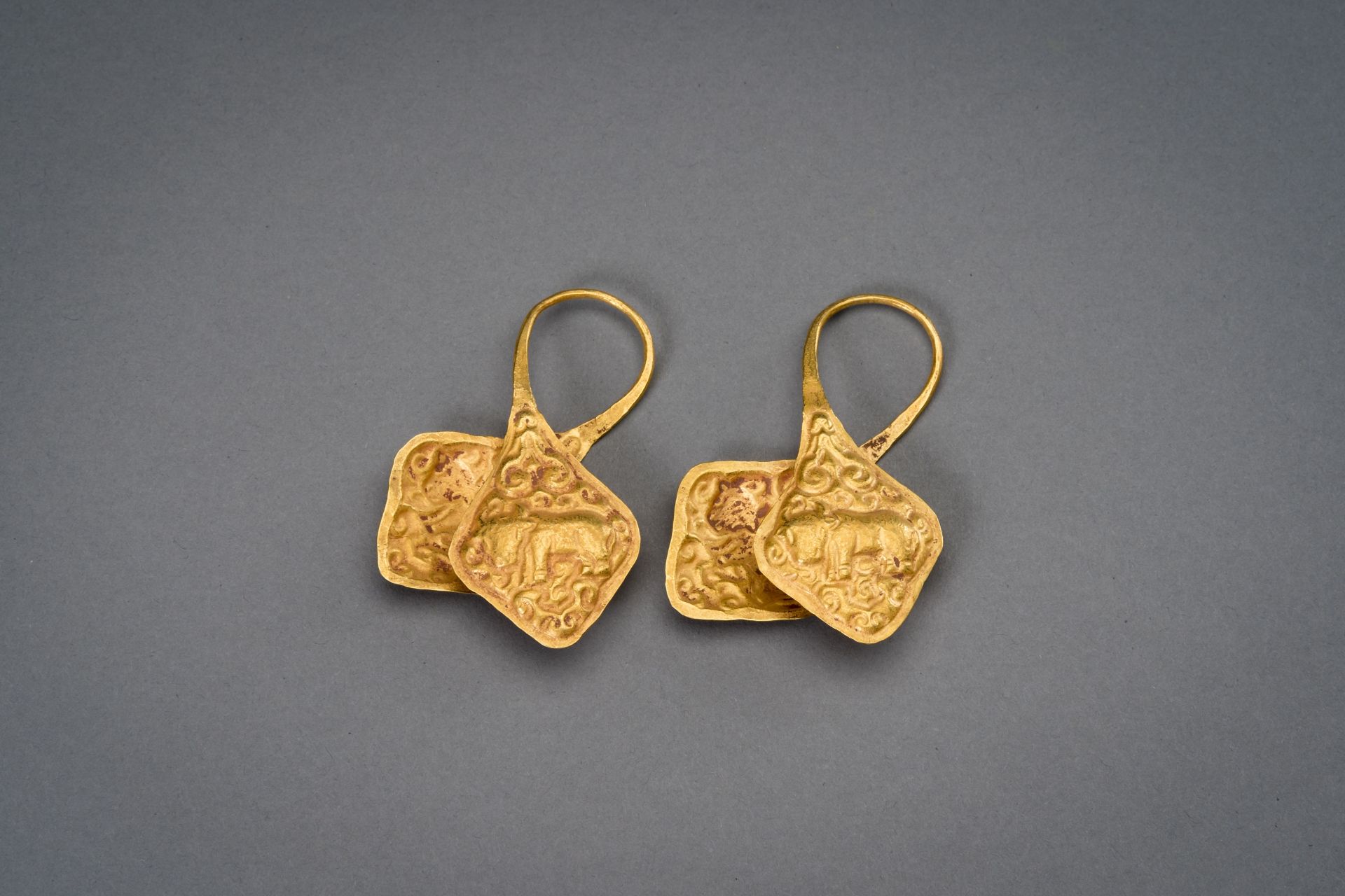 A PAIR OF CHAM GOLD 'MARANGGA' EARRINGS