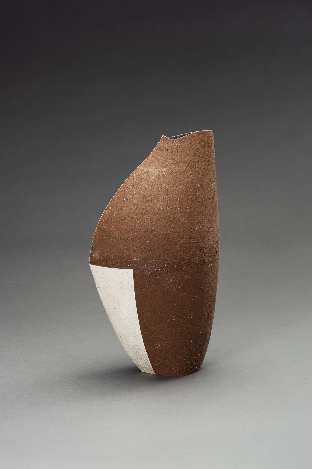 MASA TOSHI: A CONTEMPORARY LACQUERED CERAMIC VASE - Image 3 of 11