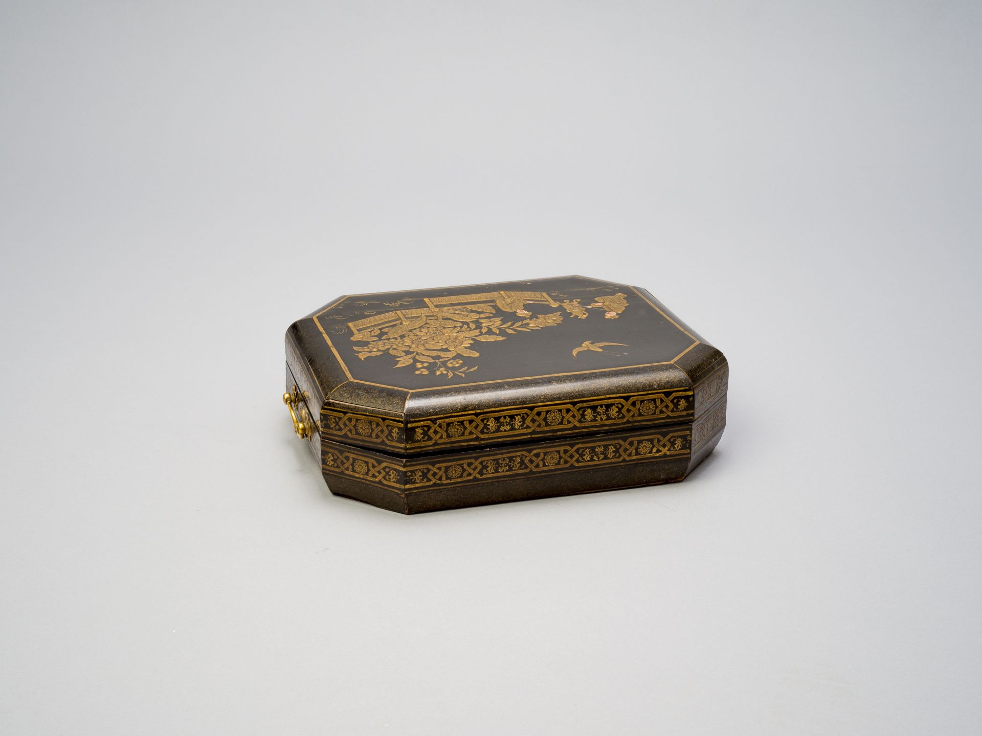 AN OCTAGONAL GILT AND BLACK LACQUER BOX, 17TH CENTURY - Bild 5 aus 5