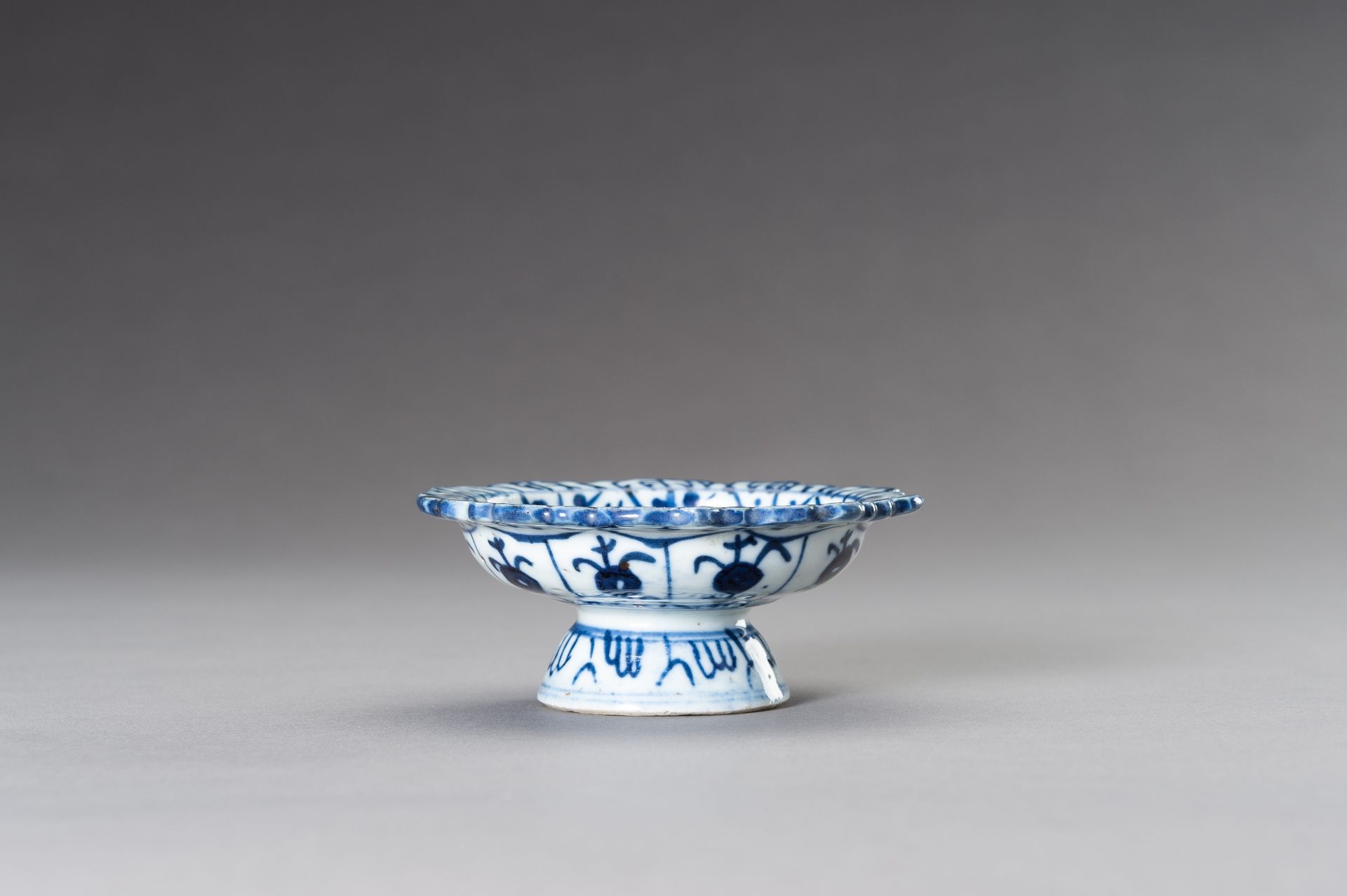 A BLUE AND WHITE TAZZA, QING - Image 7 of 10