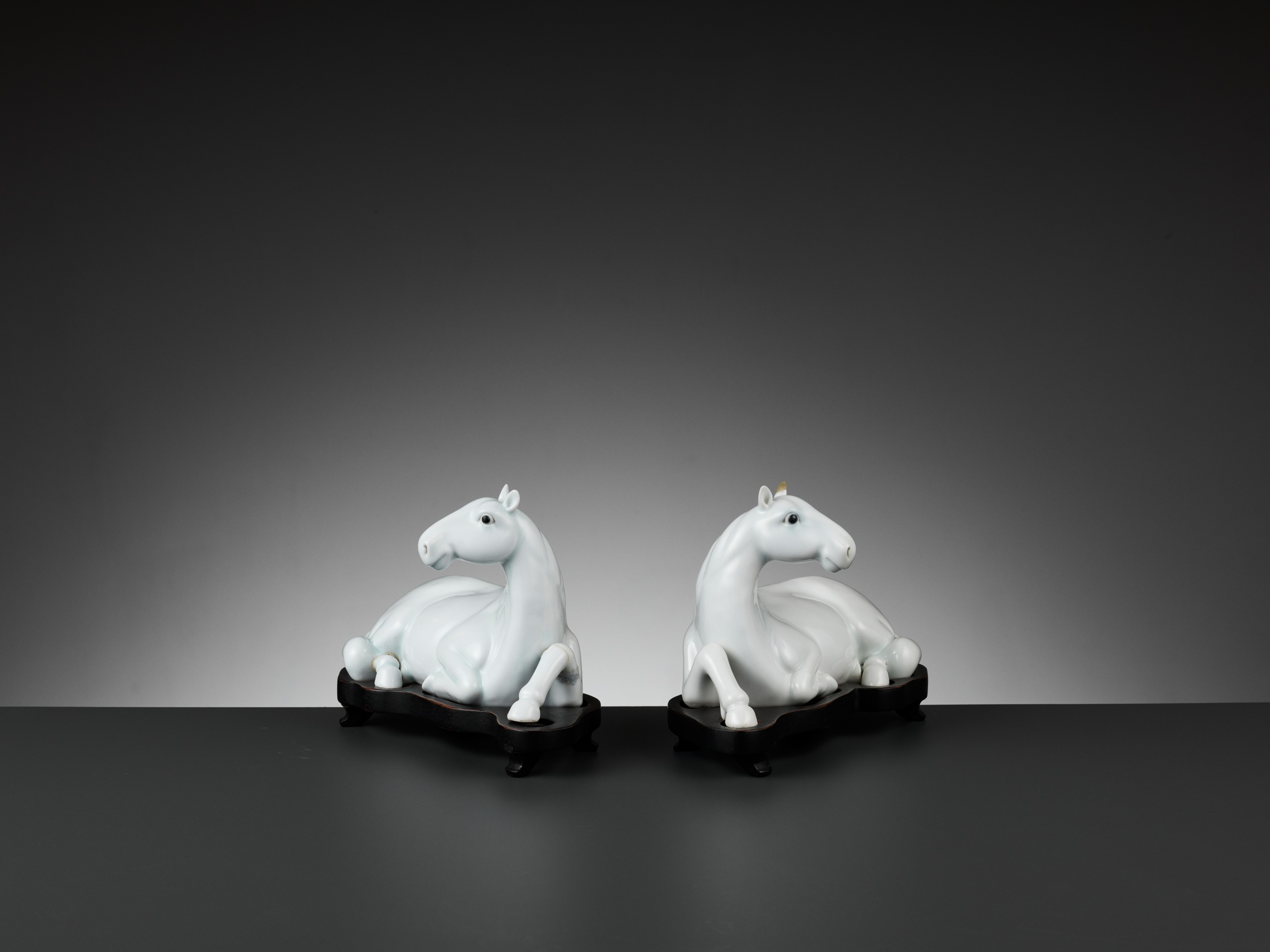 A PAIR OF WHITE-GLAZED FIGURES OF HORSES, QING DYNASTY - Image 7 of 10