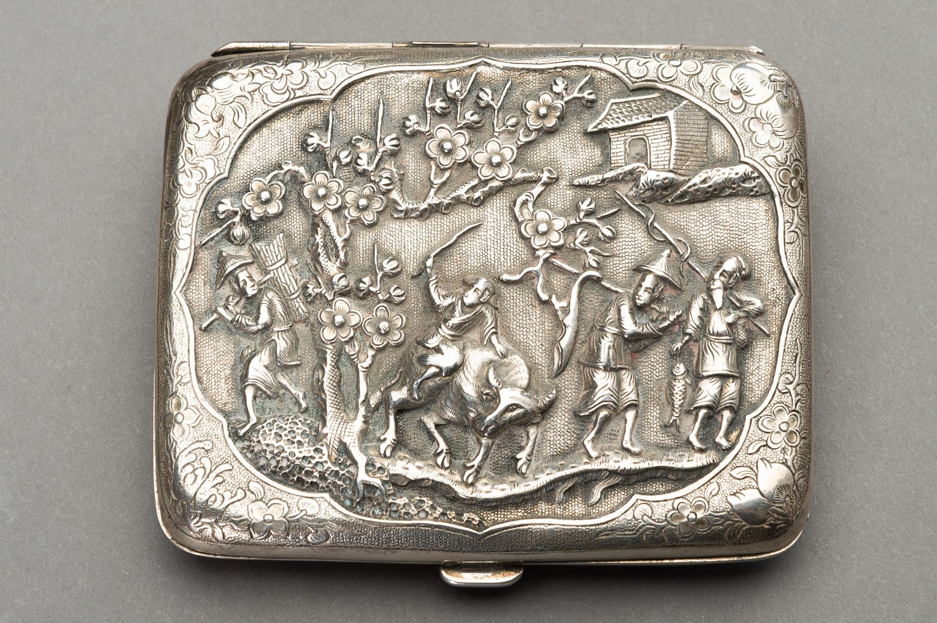 A SILVER REPOUSSE CIGARETTE CASE DEPICTING DRAGONS AND FARMERS - Image 7 of 10