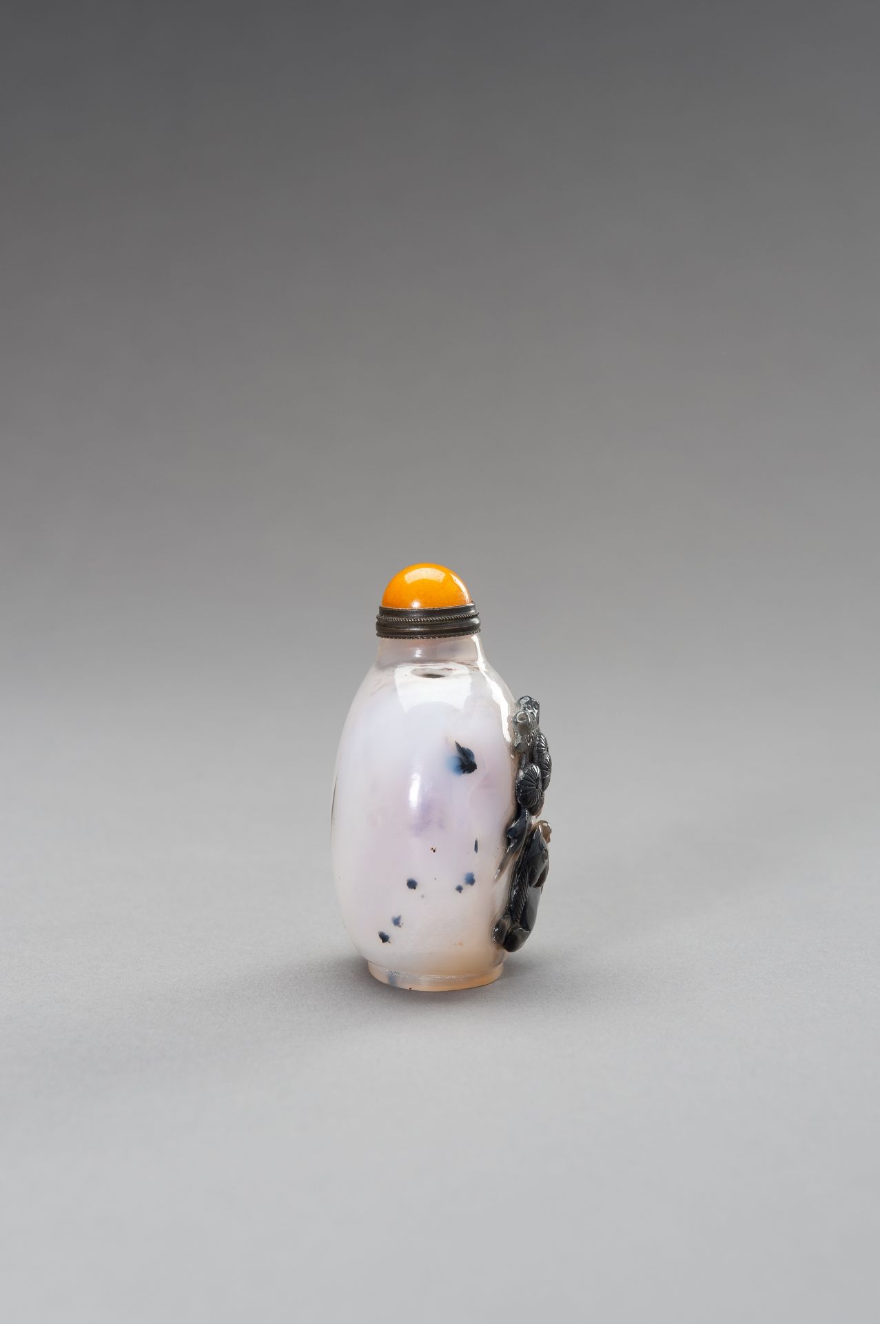 A CHALCEDONY 'HORSE AND MONKEY' SNUFF BOTTLE, 1900s - Image 7 of 11