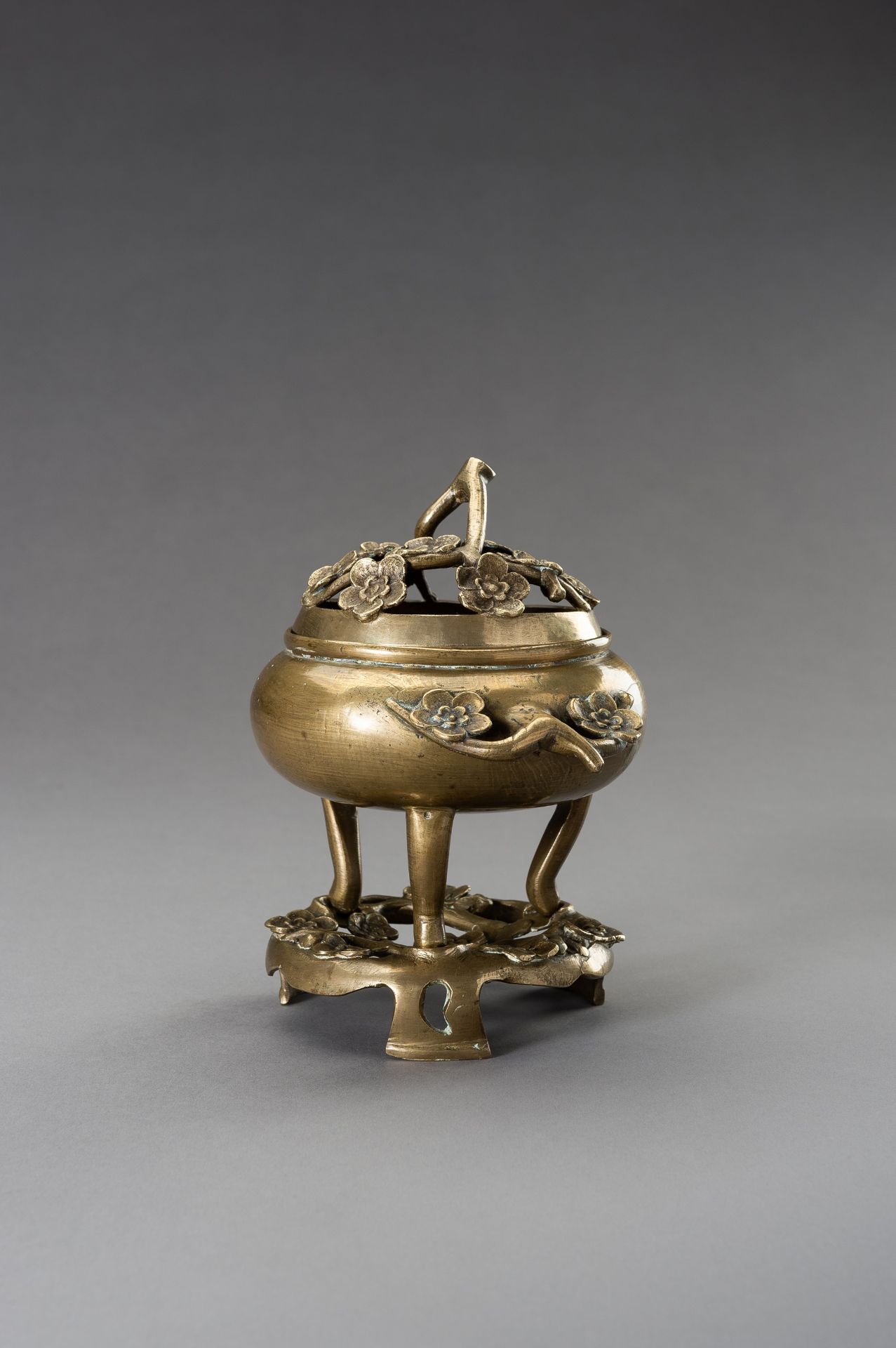 A 'CHERRY BLOSSOMS' BRONZE TRIPOD CENSER WITH MATCHING STAND, QING DYNASTY - Image 5 of 12