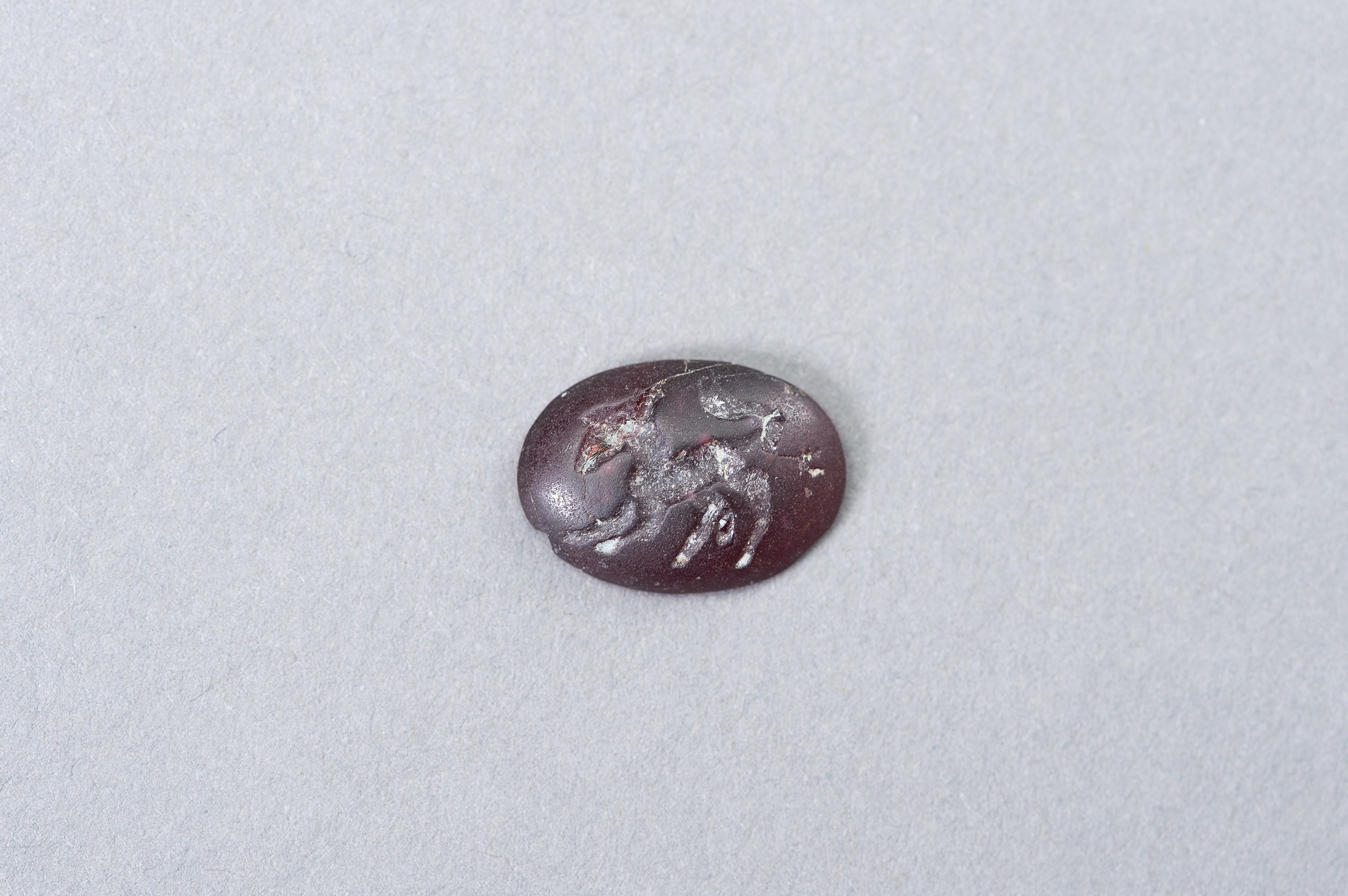 A SET OF THREE CARVED INTAGLIO SEALS - Image 3 of 7