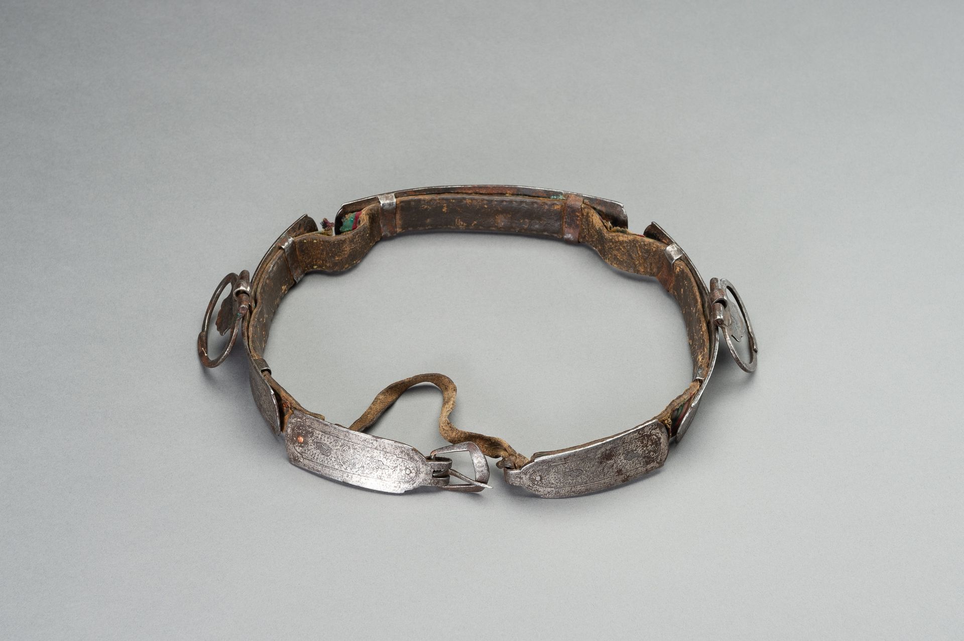 A SILVER DAMASCENED IRON BELT, QING DYNASTY - Image 10 of 11