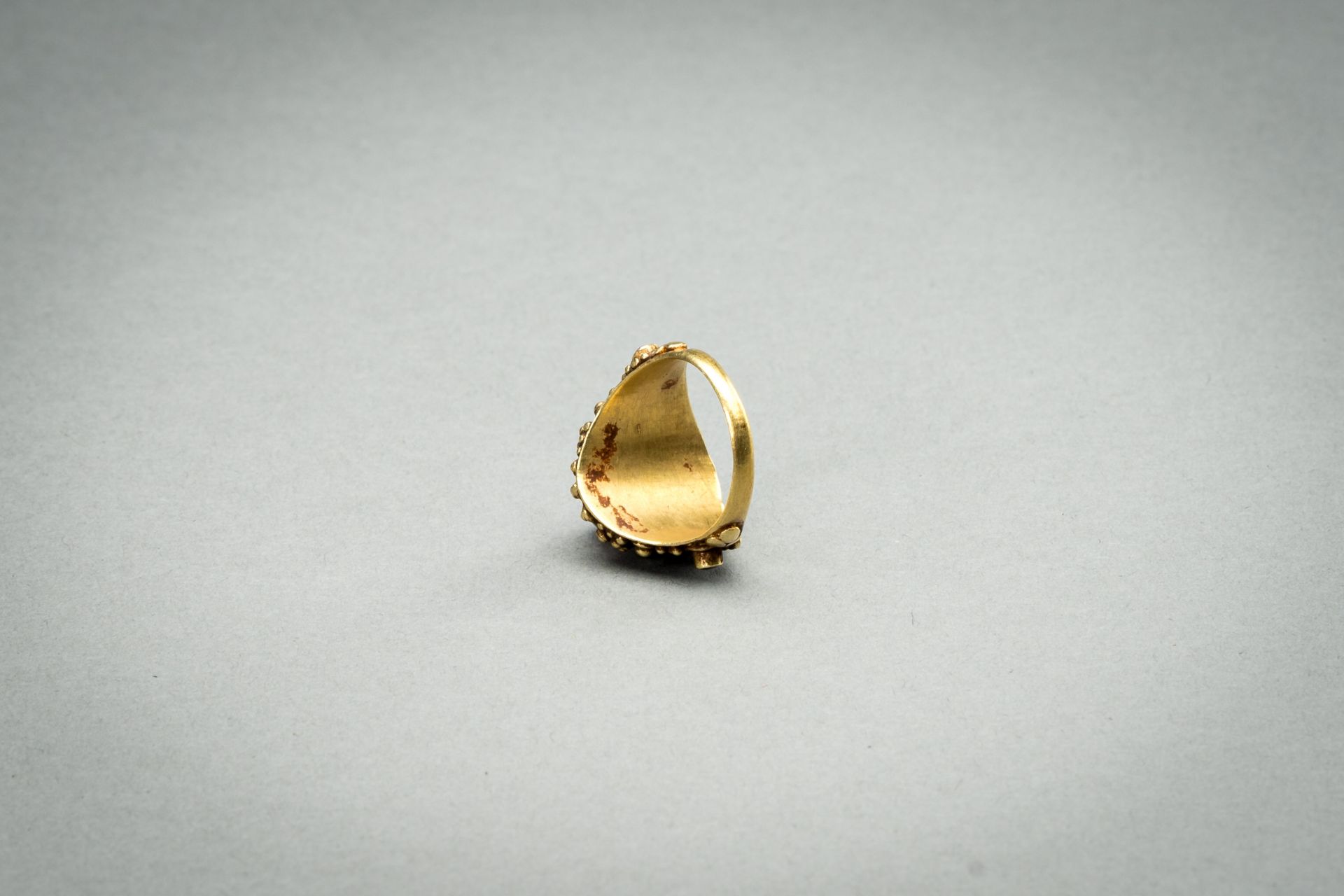 A RUBY-SET GOLD RING - Image 7 of 8