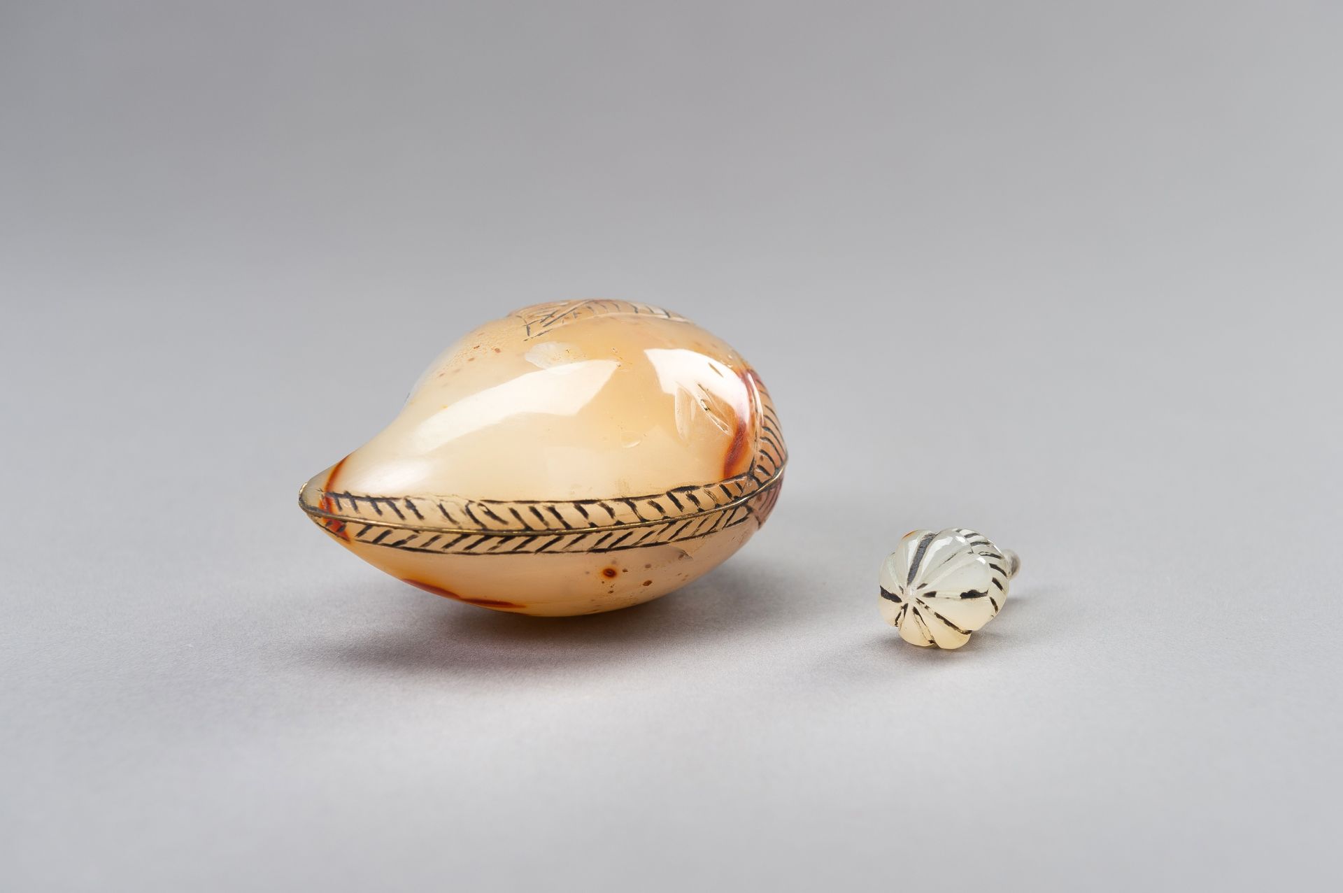 A MUGHAL-STYLE AGATE PERFUME BOTTLE - Image 9 of 12