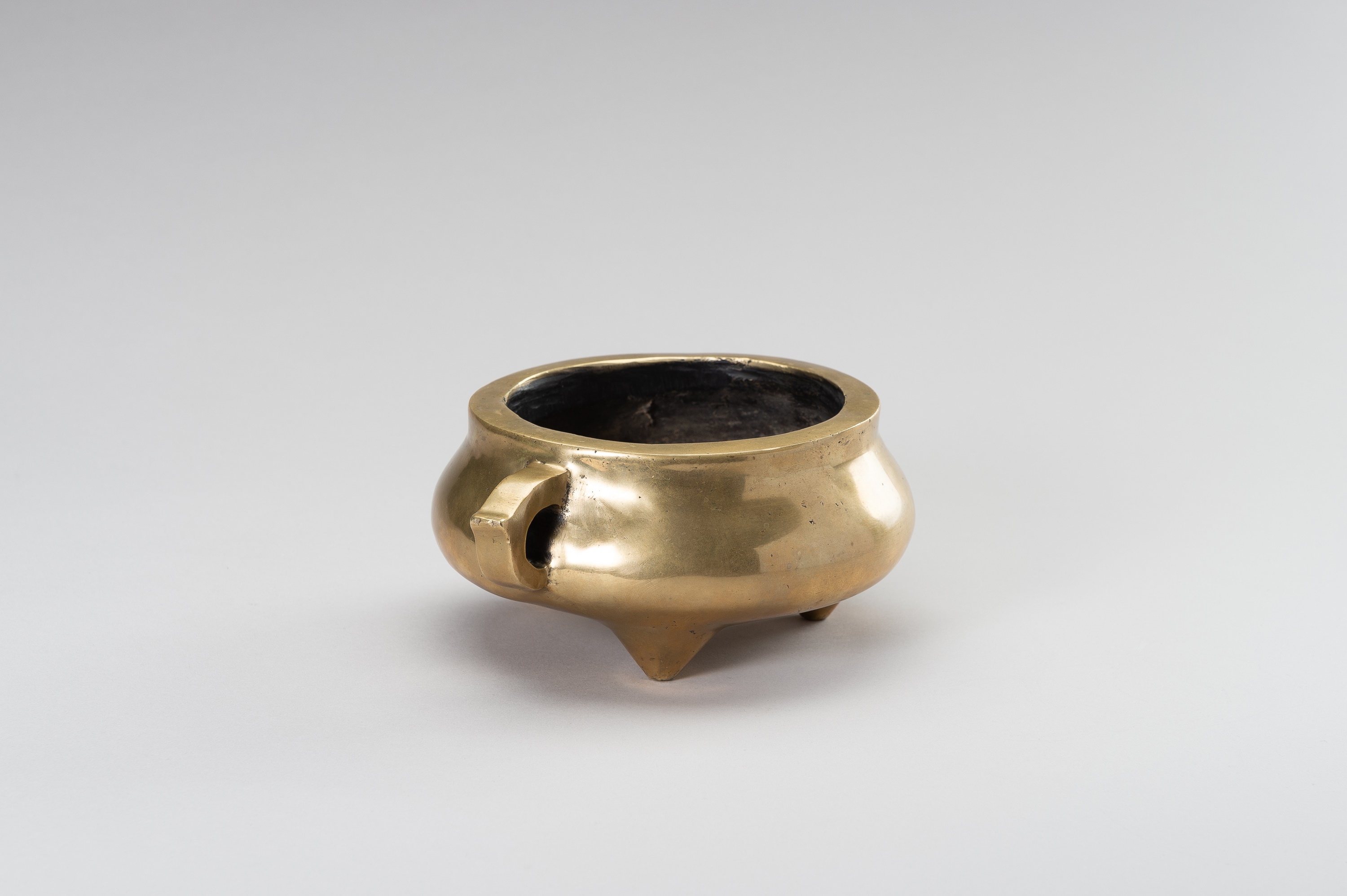 A MASSIVE GILT-BRONZE TRIPOD CENSER - Image 3 of 11