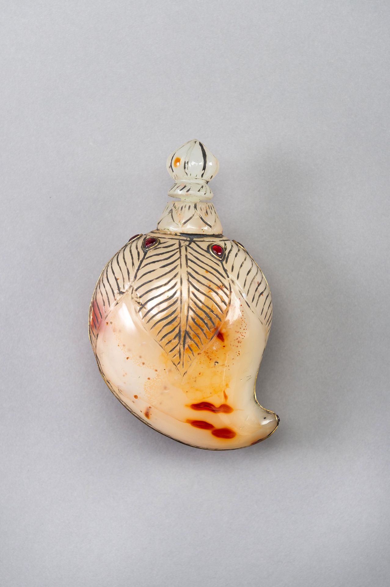 A MUGHAL-STYLE AGATE PERFUME BOTTLE