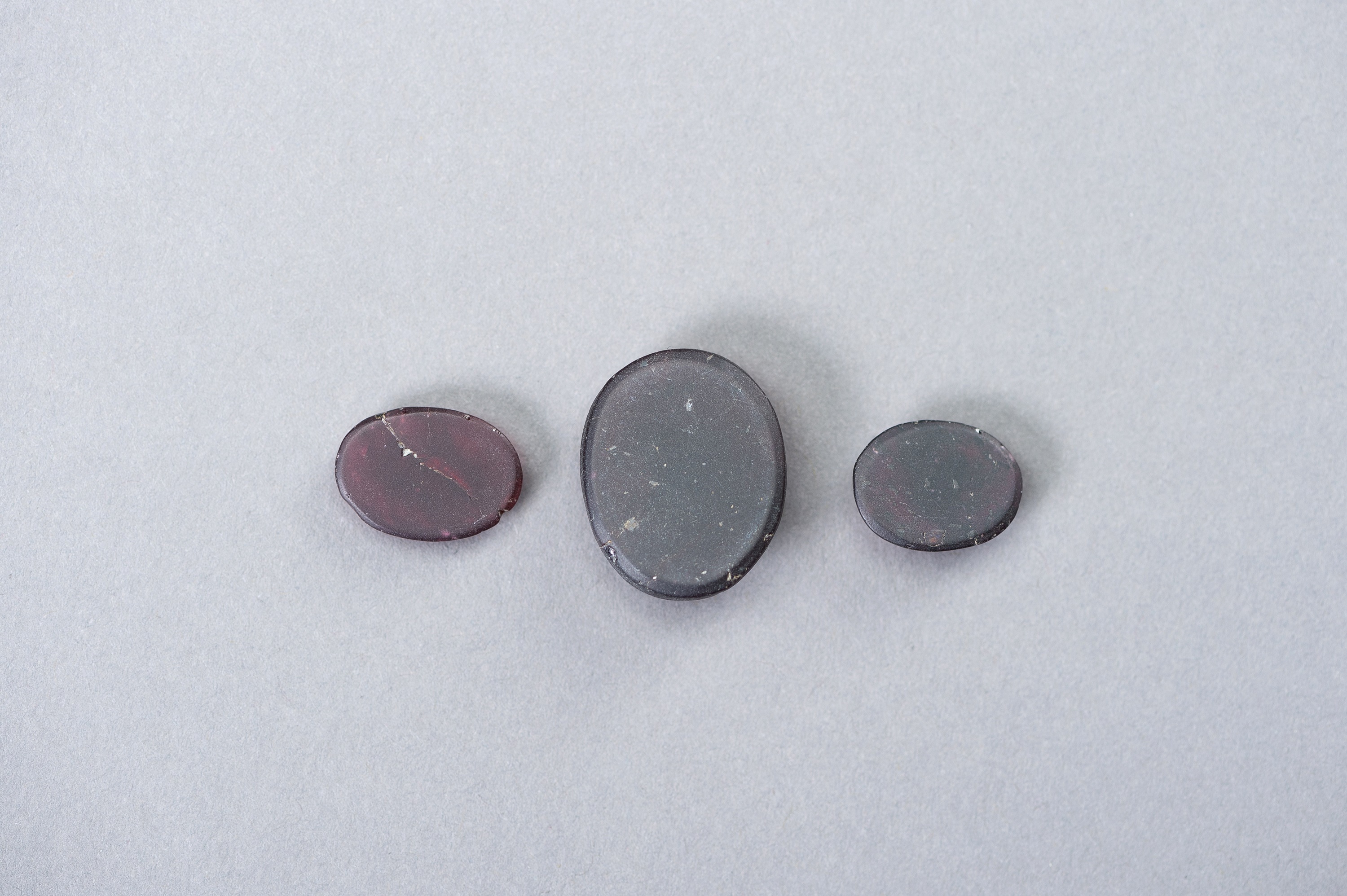 A SET OF THREE CARVED INTAGLIO SEALS - Image 7 of 7