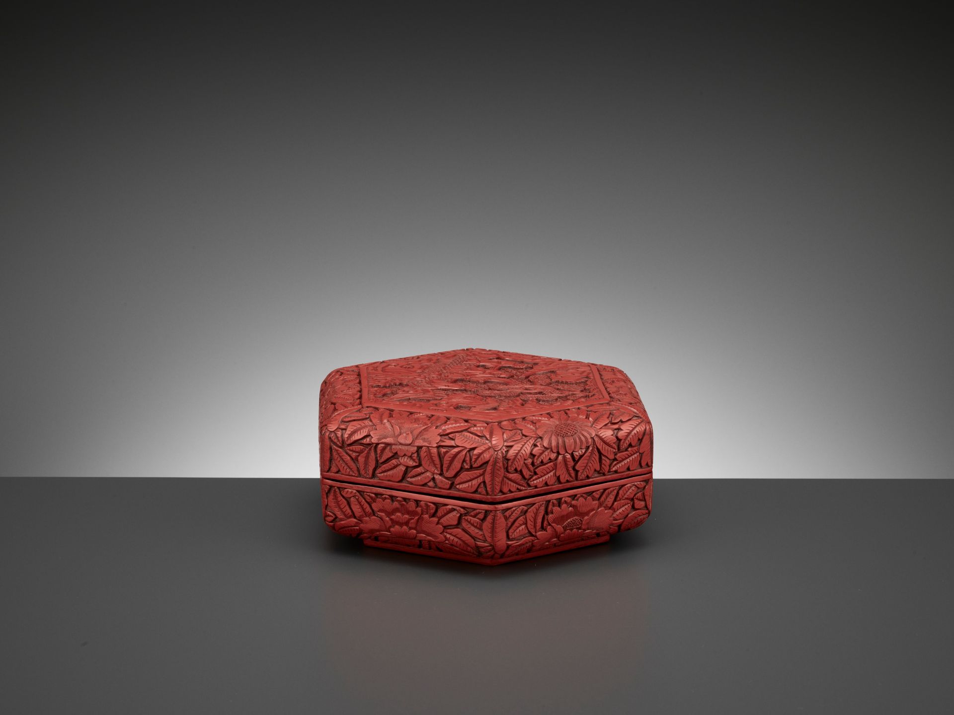 A 'SCHOLAR UNDER THE LYCHEE TREE' CINNABAR LACQUER BOX AND COVER, MING DYNASTY - Bild 8 aus 12