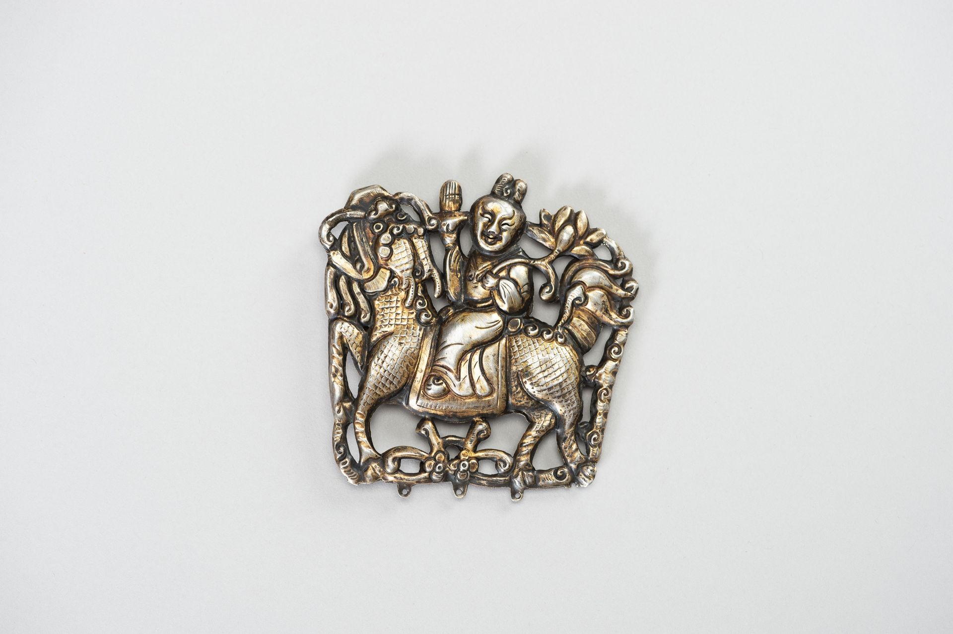 A PARCEL GILT SILVER REPOUSSE ORNAMENT OF GUANYIN ON A BUDDHIST LION - Image 3 of 7