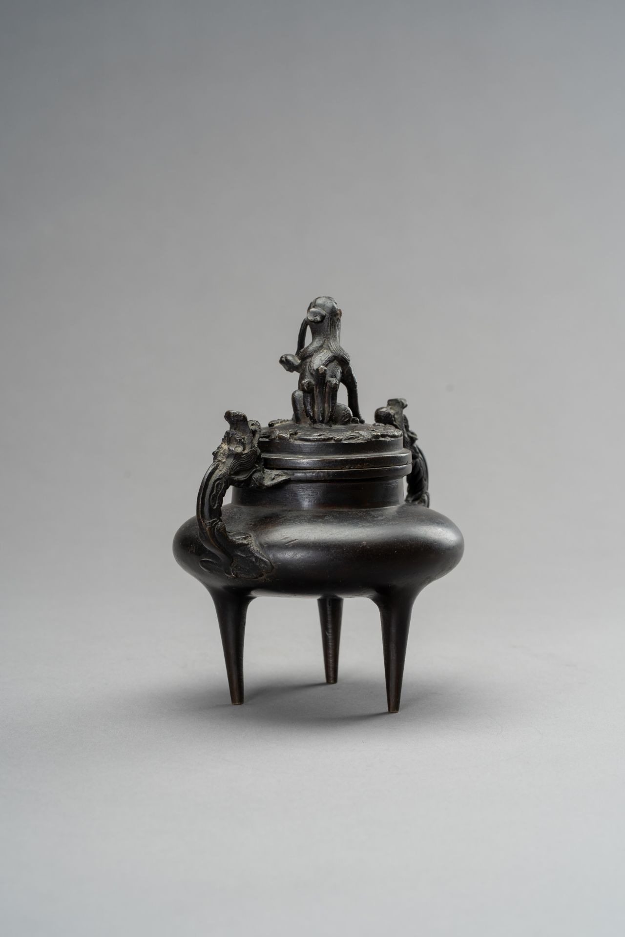 A MINIATURE BRONZE 'BUDDHIST LION' TRIPOD CENSER, QING DYNASTY - Image 6 of 13