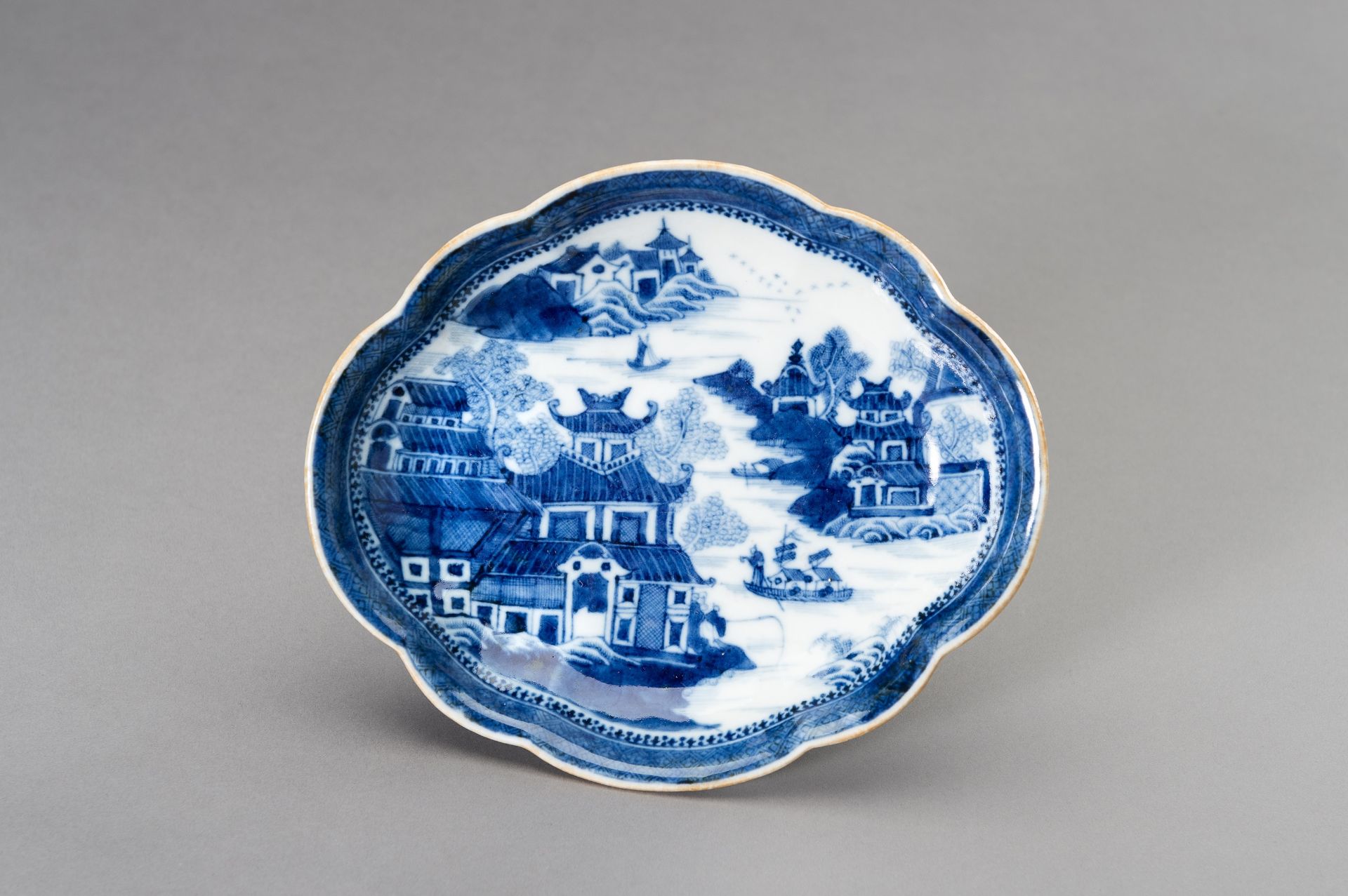 A SET OF TWO BLUE AND WHITE LOBED DISHES, REPUBLIC PERIOD - Image 3 of 8