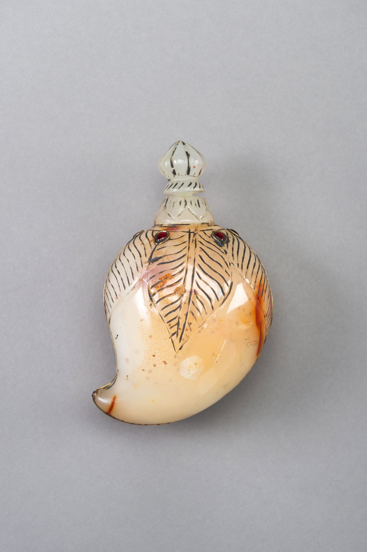 A MUGHAL-STYLE AGATE PERFUME BOTTLE - Image 2 of 12