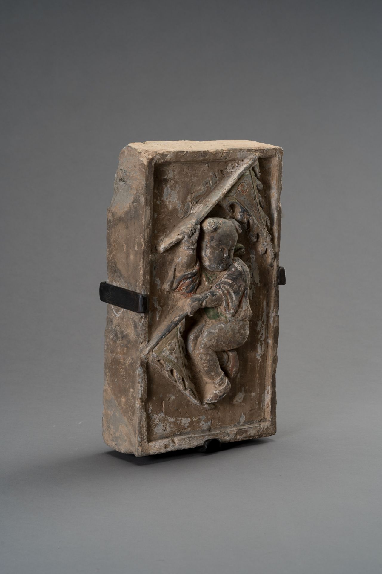 A TERRACOTTA WALL BRICK DEPICTING A CHILD WITH FLAGS, SONG DYNASTY - Bild 4 aus 5