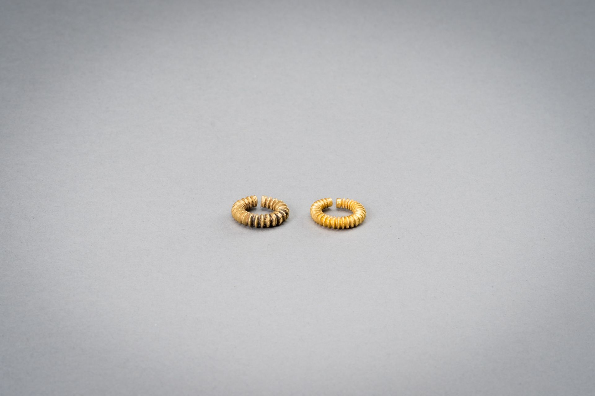 A PAIR OF EARLY CAMBODIAN RIBBED GOLD EARRINGS - Bild 6 aus 6
