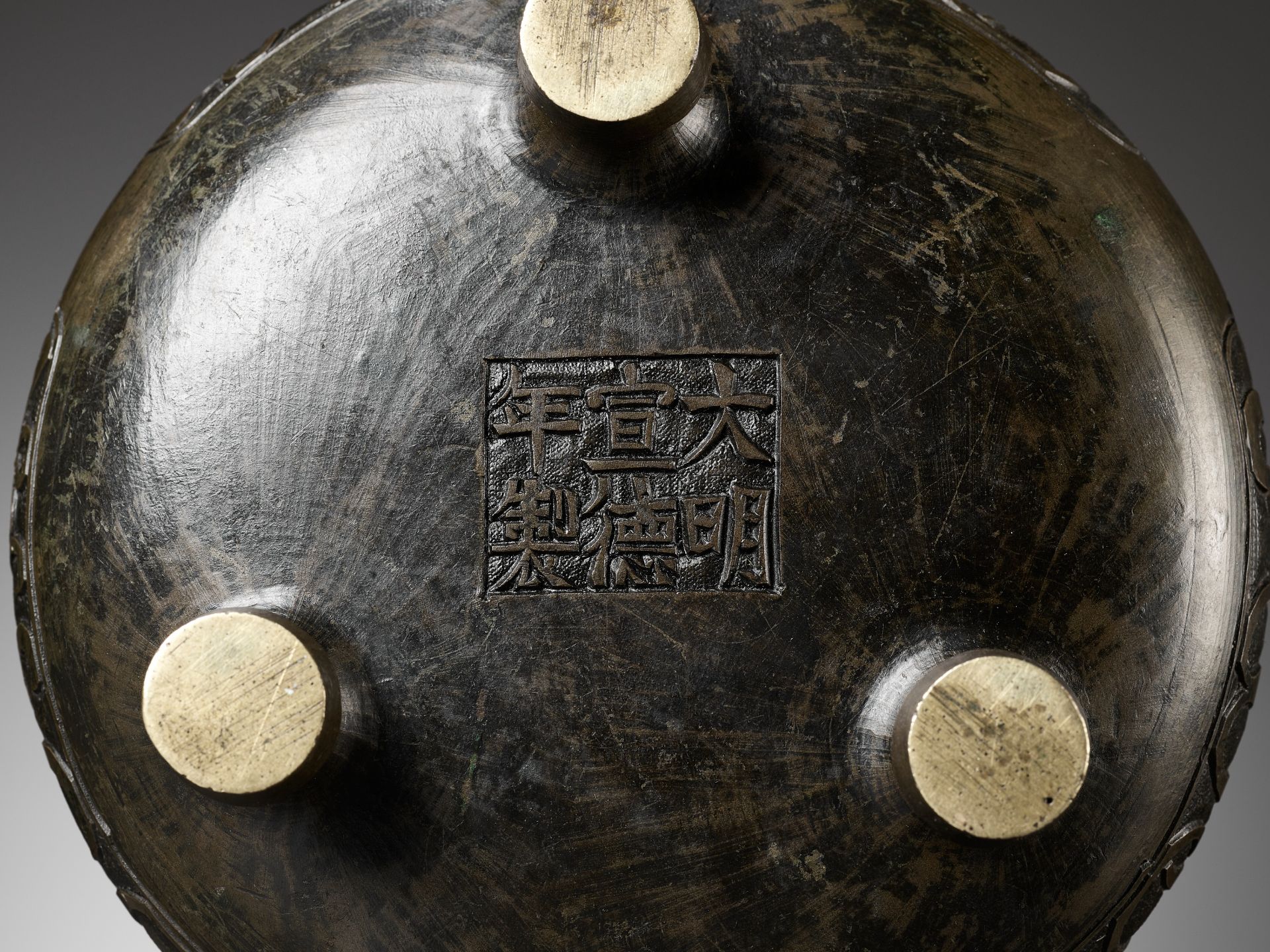 AN ARABIC-INSCRIBED BRONZE TRIPOD CENSER, 17TH CENTURY - Image 3 of 11