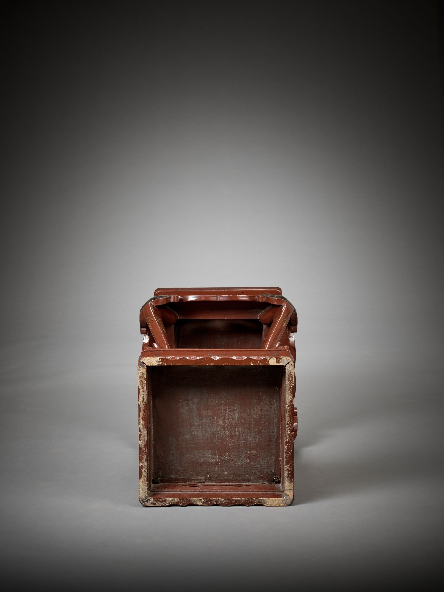 A GILT-DECORATED AND POLYCHROME LACQUERED INCENSE STAND, XIANGJI, MID-QING - Bild 10 aus 10