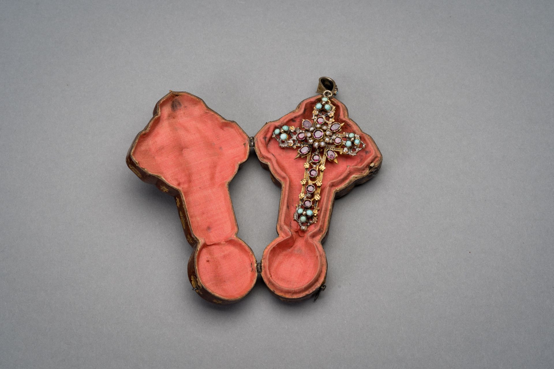 A RUBY, PEARL AND TURQUOISE INSET GILT SILVER CROSS PENDANT - Image 3 of 9