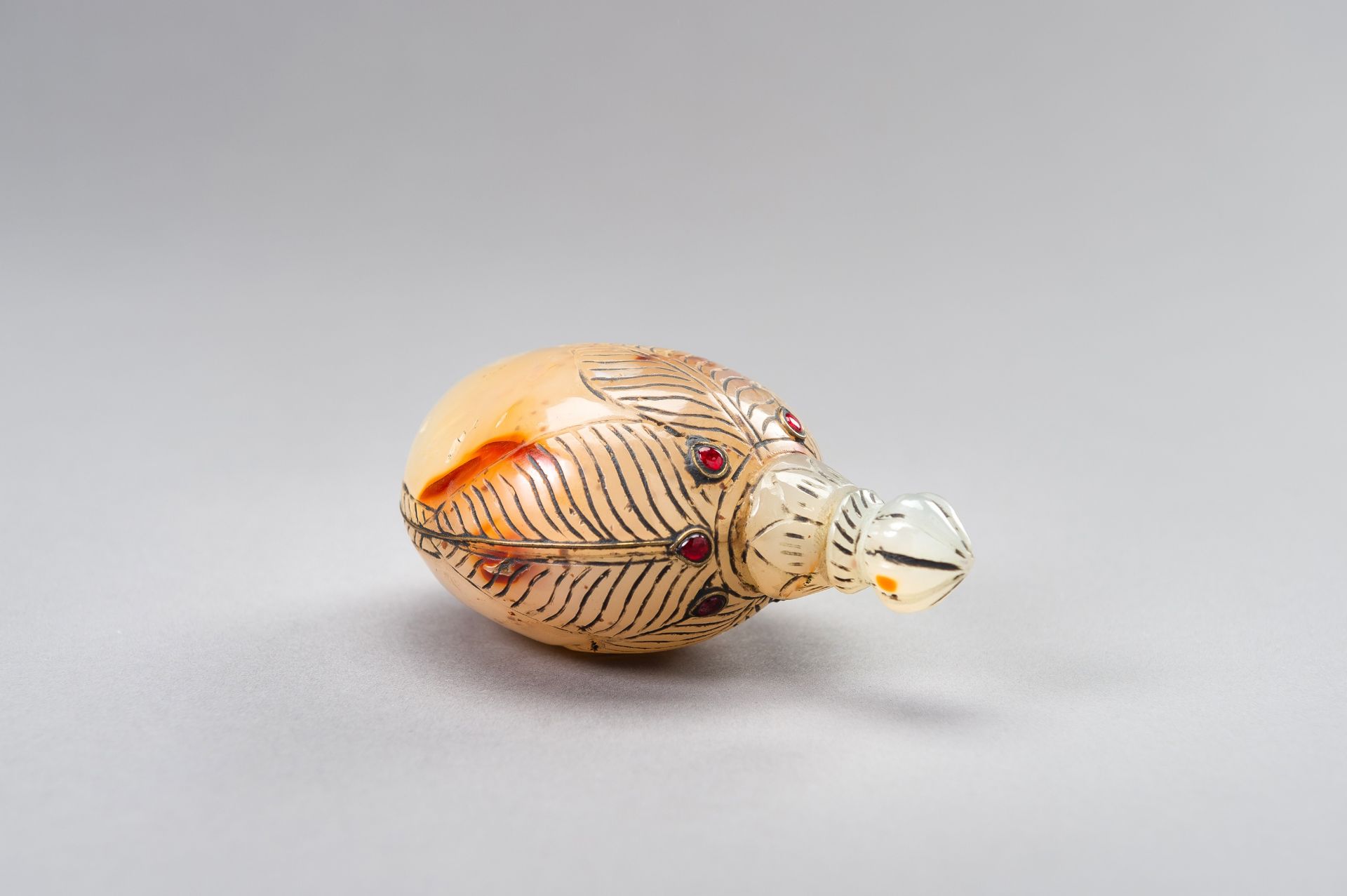 A MUGHAL-STYLE AGATE PERFUME BOTTLE - Image 7 of 12
