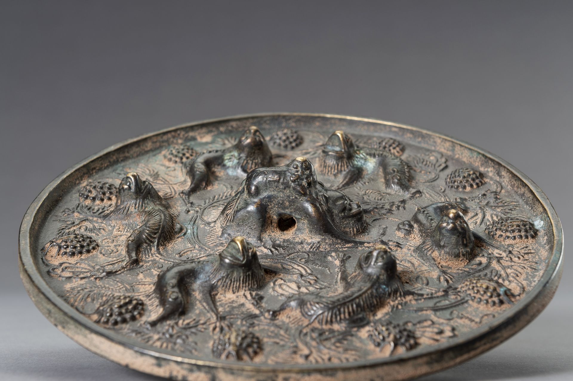 A TANG-STYLE BRONZE 'LIONS AND GRAPEVINES' MIRROR - Image 3 of 10