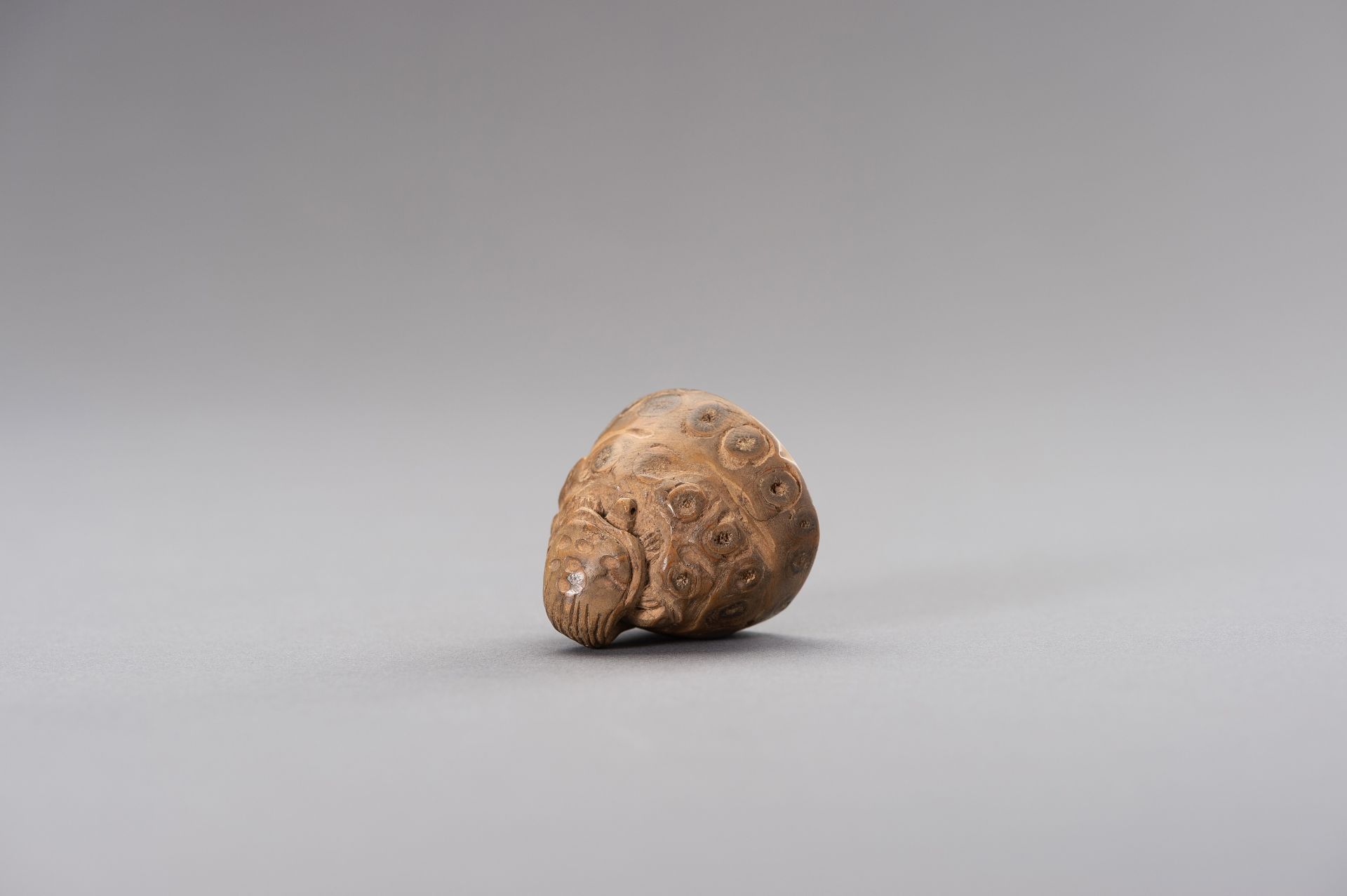 A BAMBOO NETSUKE OF A MINOGAME ON ROCK - Image 6 of 6