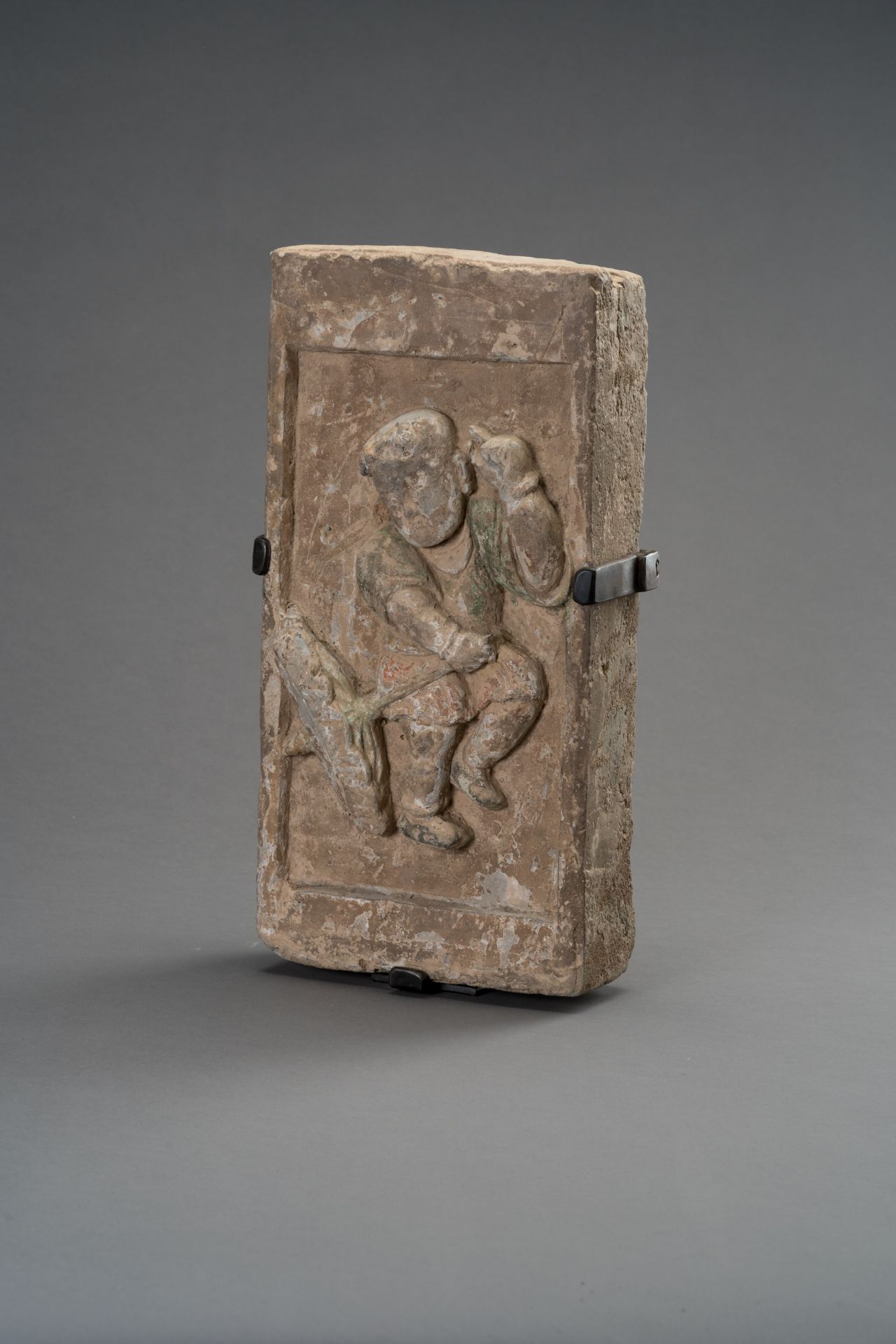 A TERRACOTTA WALL BRICK DEPICTING A CHILD WITH UMBRELLA, SONG DYNASTY - Bild 2 aus 5