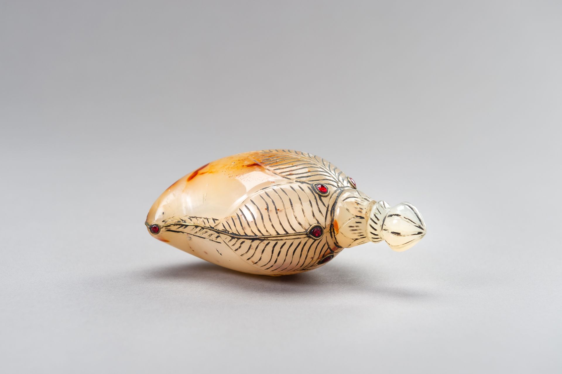 A MUGHAL-STYLE AGATE PERFUME BOTTLE - Image 11 of 12