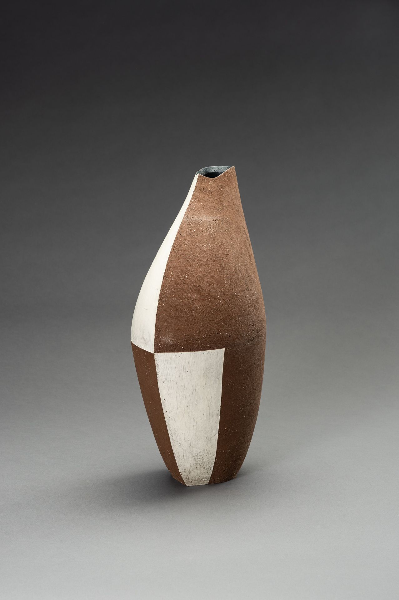 MASA TOSHI: A CONTEMPORARY LACQUERED CERAMIC VASE - Image 2 of 11