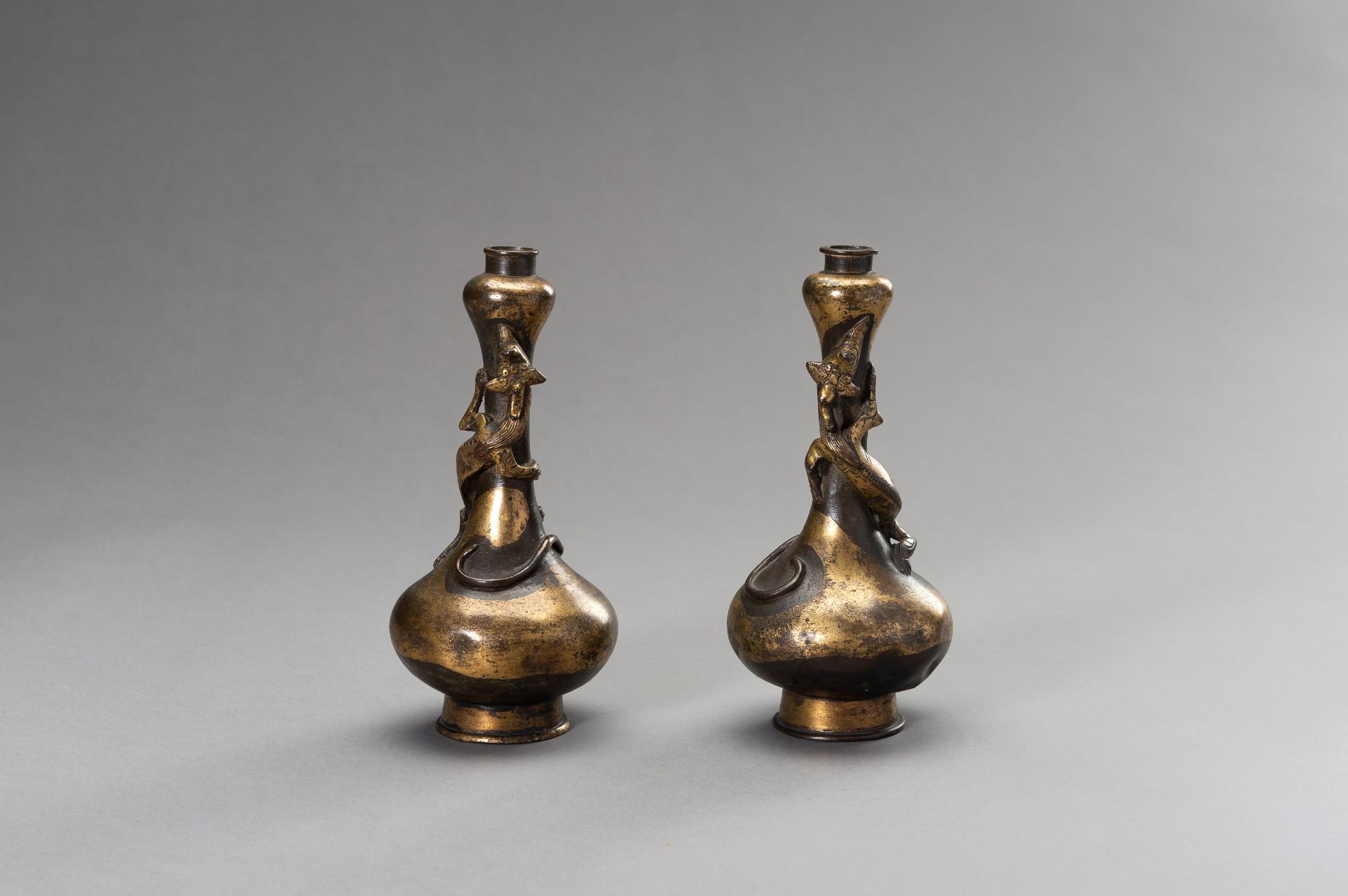 A PAIR OF PARCEL-GILT GARLIC HEAD VASES, 17TH CENTURY - Image 5 of 9