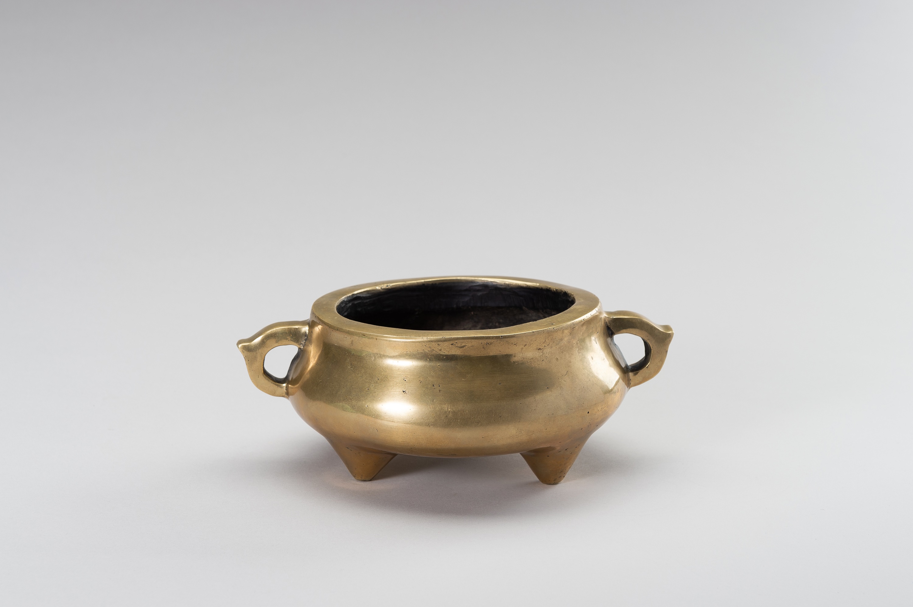 A MASSIVE GILT-BRONZE TRIPOD CENSER - Image 2 of 11