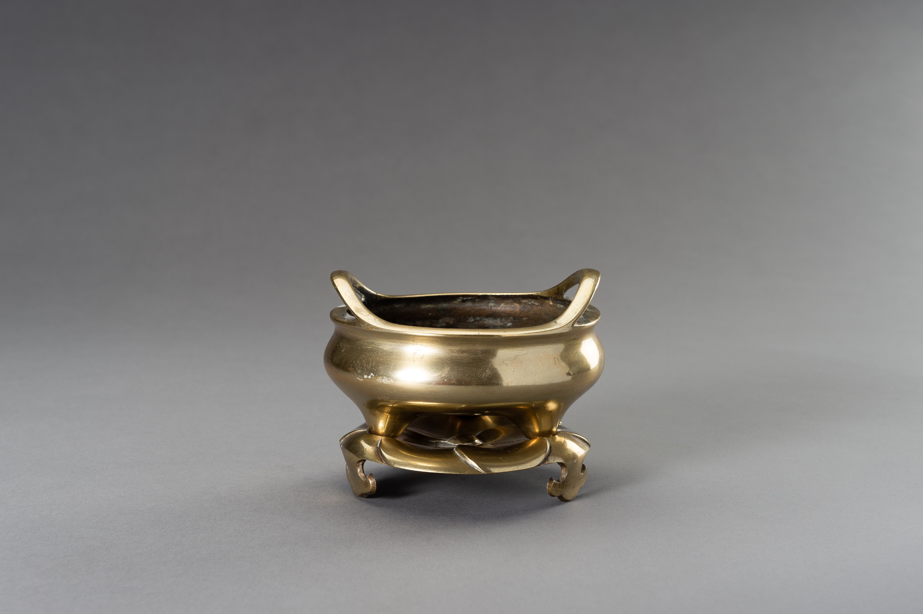 A GILT-BRONZE TRIPOD CENSER WITH MATCHING STAND - Image 3 of 10
