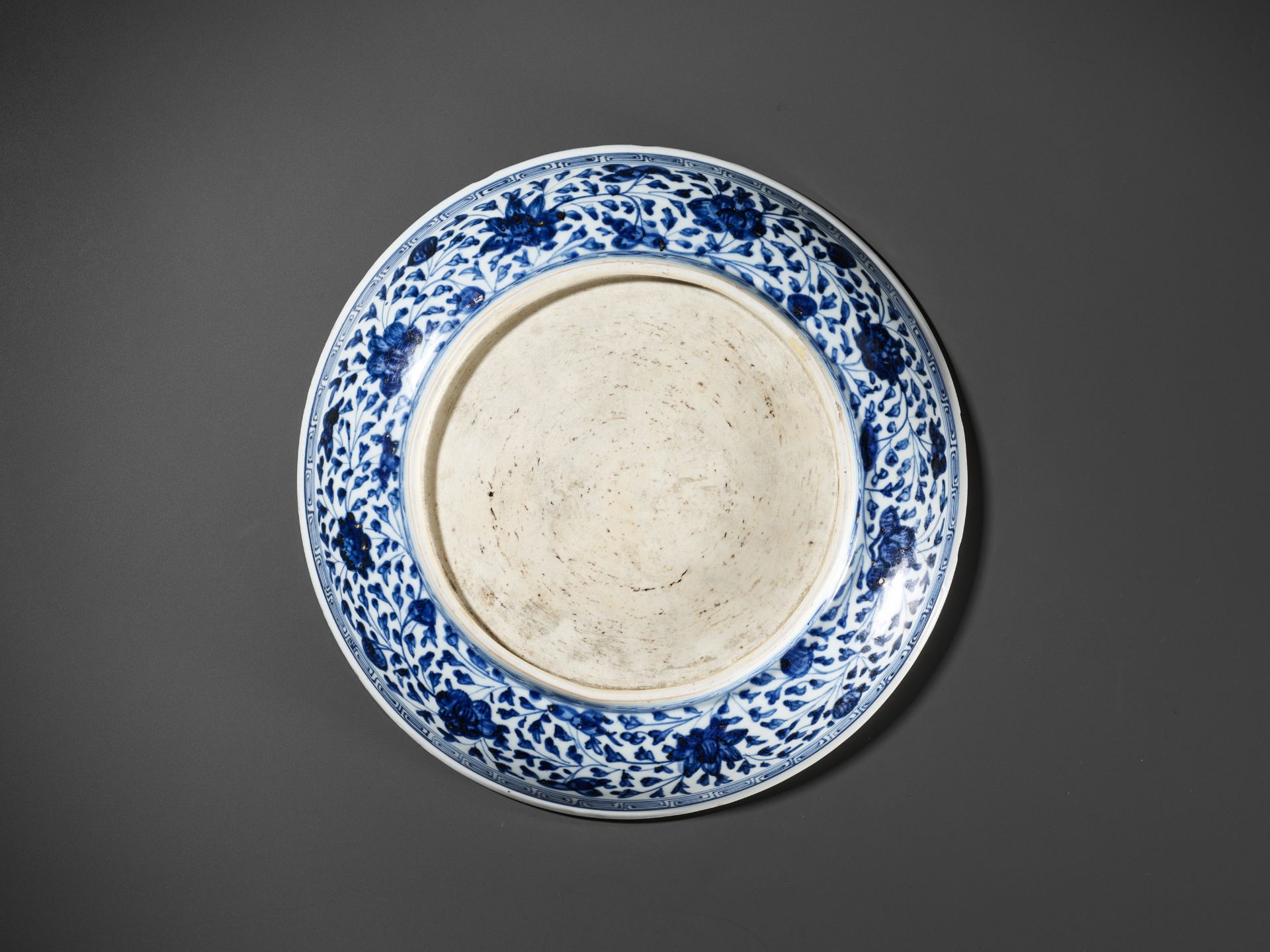 A MING-STYLE BLUE AND WHITE 'LOTUS BOUQUET' DISH, 18TH CENTURY - Image 7 of 8
