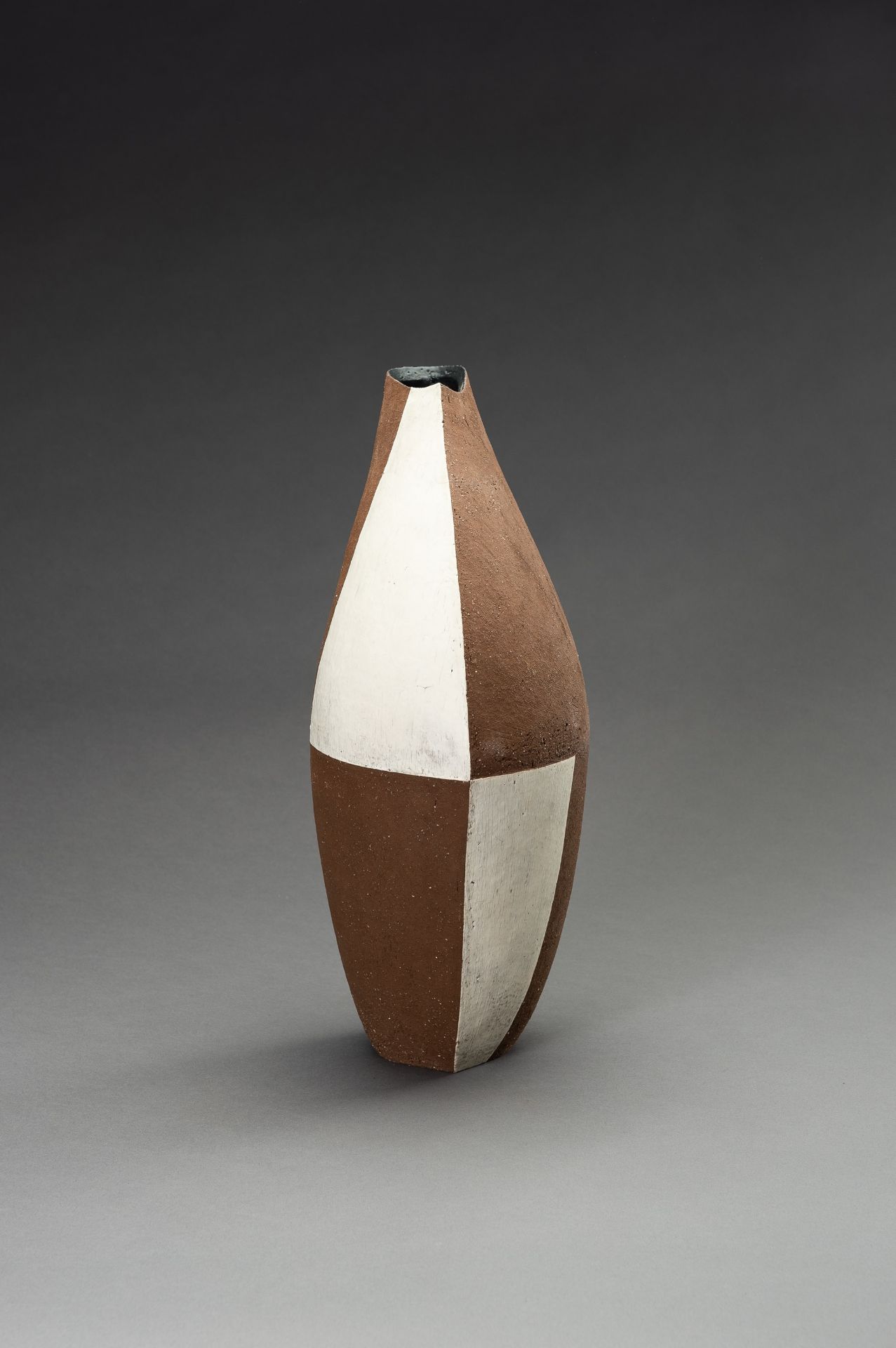 MASA TOSHI: A CONTEMPORARY LACQUERED CERAMIC VASE - Image 4 of 11