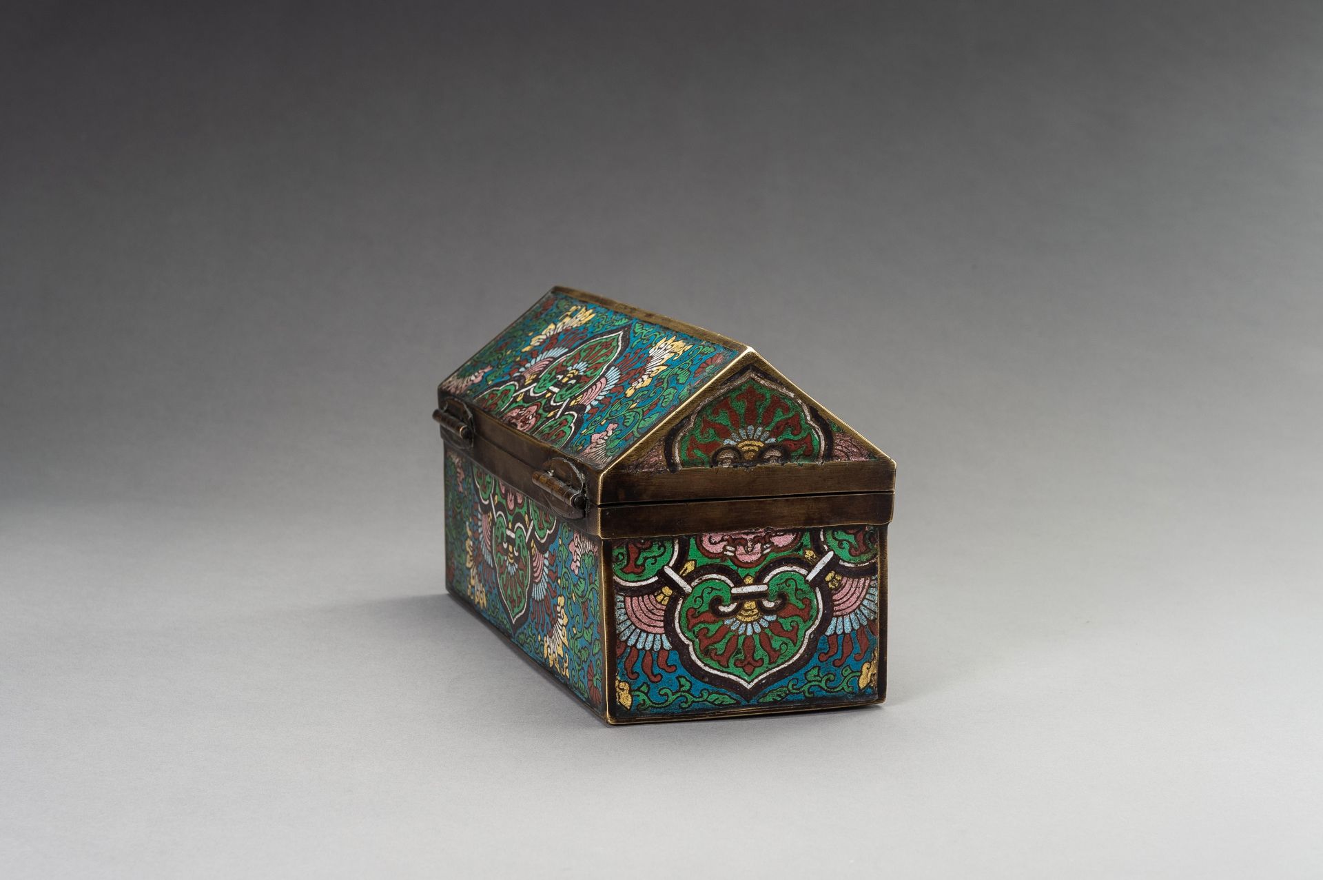 A RECTANGULAR CLOISONNE BOX, LATE QING DYNASTY - Image 7 of 17