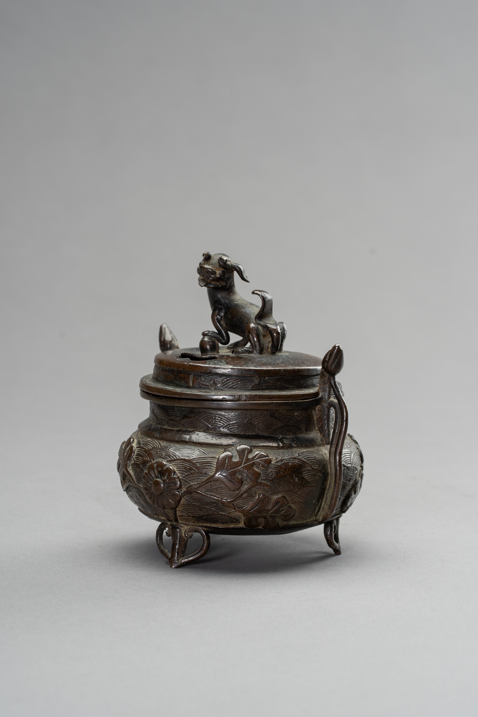 A MINATURE BRONZE TRIPOD CENSER, QING DYNASTY - Image 9 of 11