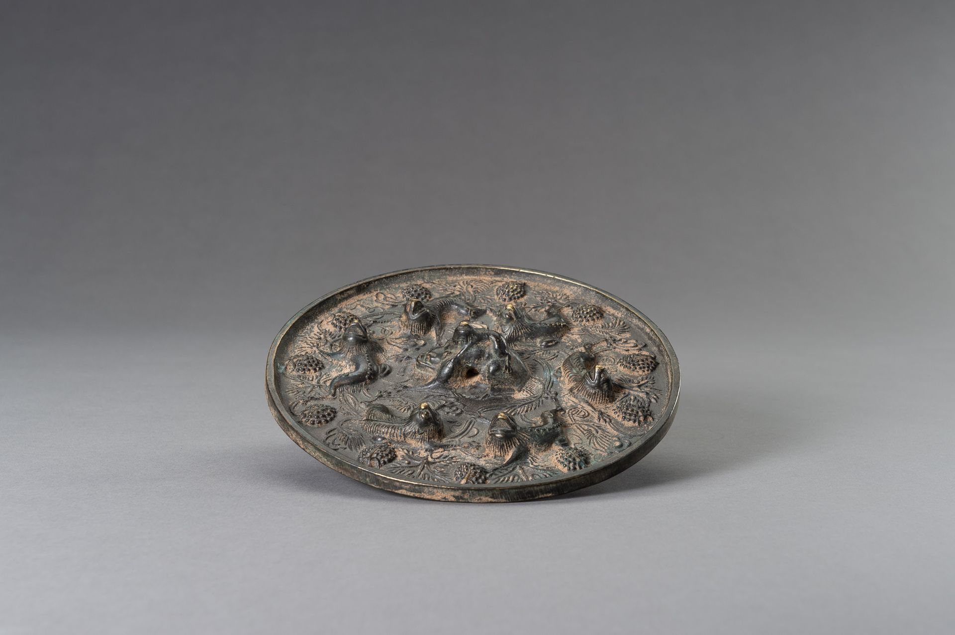 A TANG-STYLE BRONZE 'LIONS AND GRAPEVINES' MIRROR - Image 6 of 10