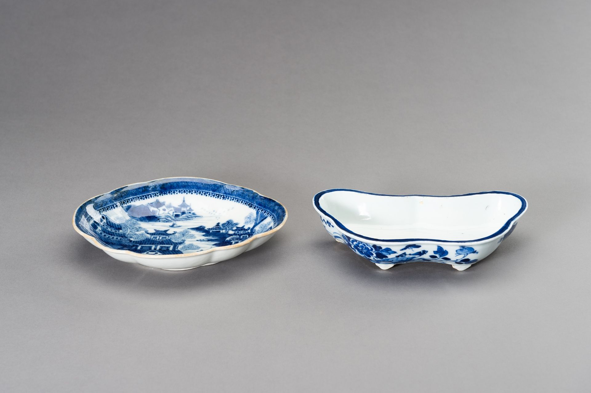A SET OF TWO BLUE AND WHITE LOBED DISHES, REPUBLIC PERIOD - Image 2 of 8