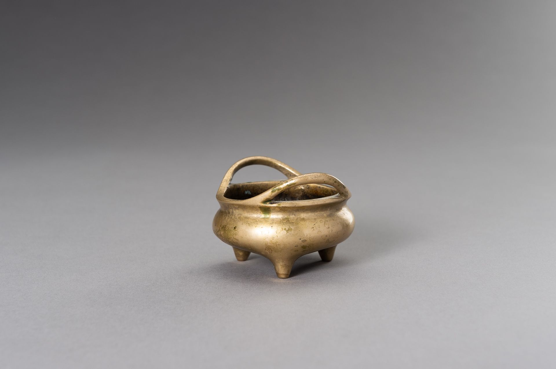 A MINIATURE BRONZE TRIPOD CENSER, QING DYNASTY - Image 3 of 9