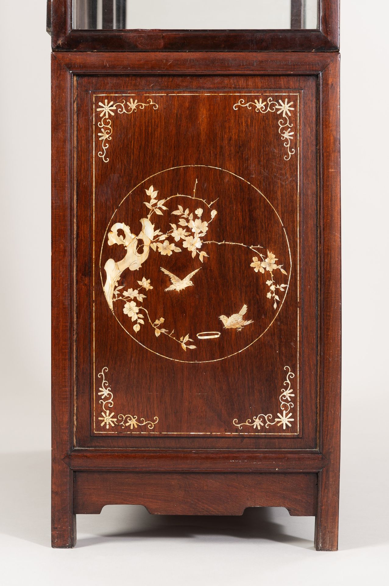 A PAIR OF MOTHER OF PEARL INLAID DISPLAY CABINETS, 1900s - Bild 18 aus 42