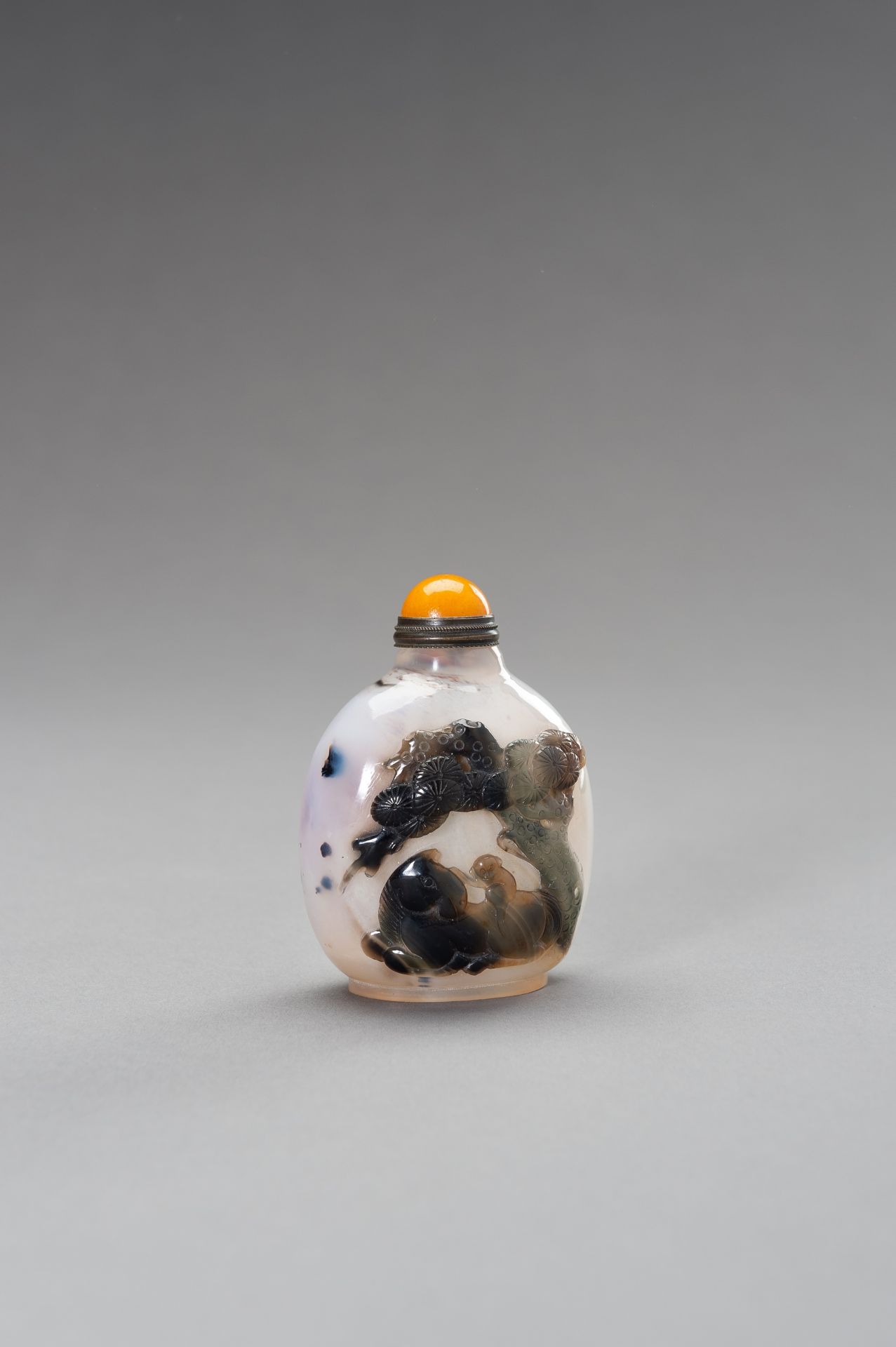 A CHALCEDONY 'HORSE AND MONKEY' SNUFF BOTTLE, 1900s - Image 5 of 11